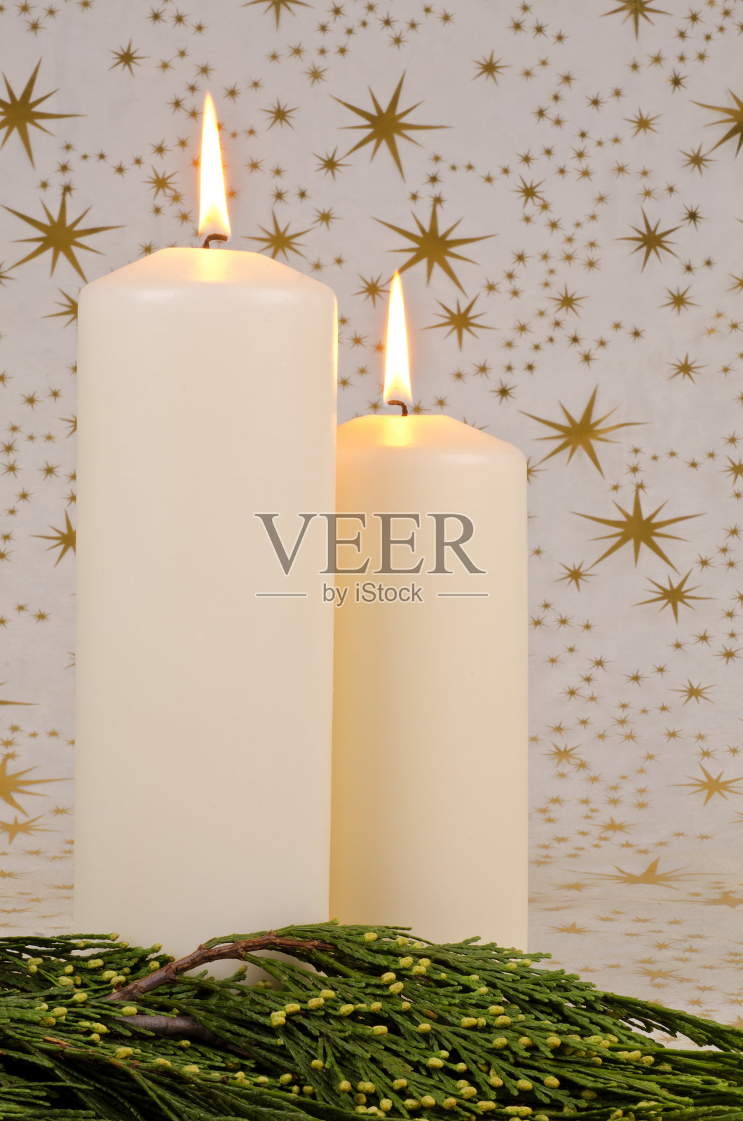 带有常青枝的圣诞蜡烛照片摄影图片