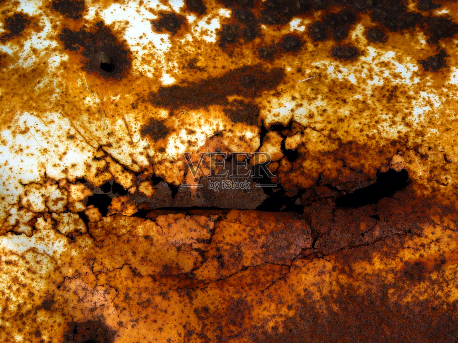 老爷车上的锈迹斑斑、漆成白色的金属照片摄影图片