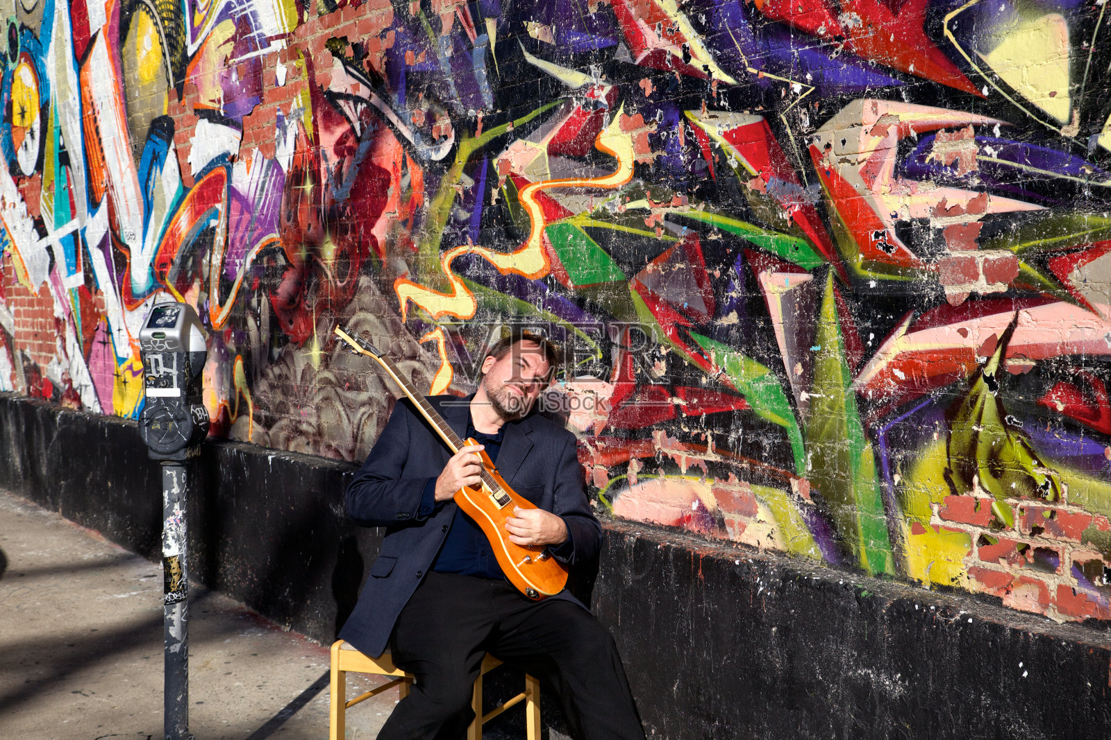 为电子吉他手演奏在市中心城市城市照片摄影图片