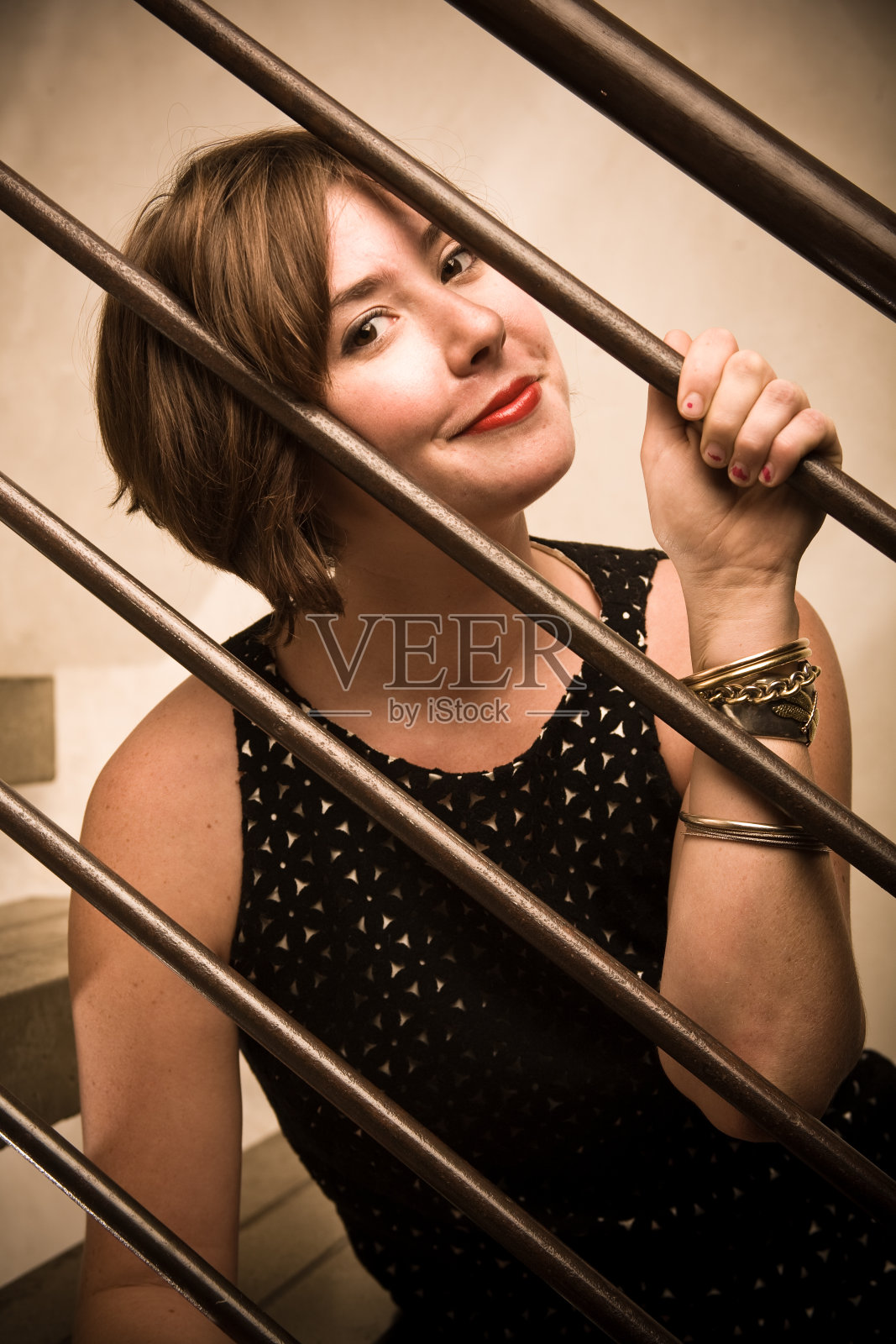 年轻女孩在楼梯间微笑照片摄影图片