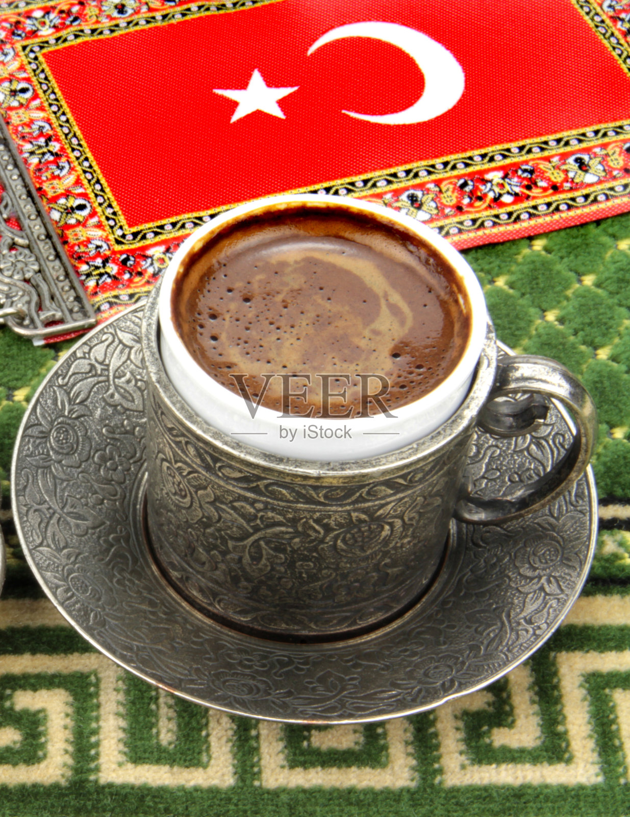土耳其咖啡与传统压花金属杯和托盘照片摄影图片