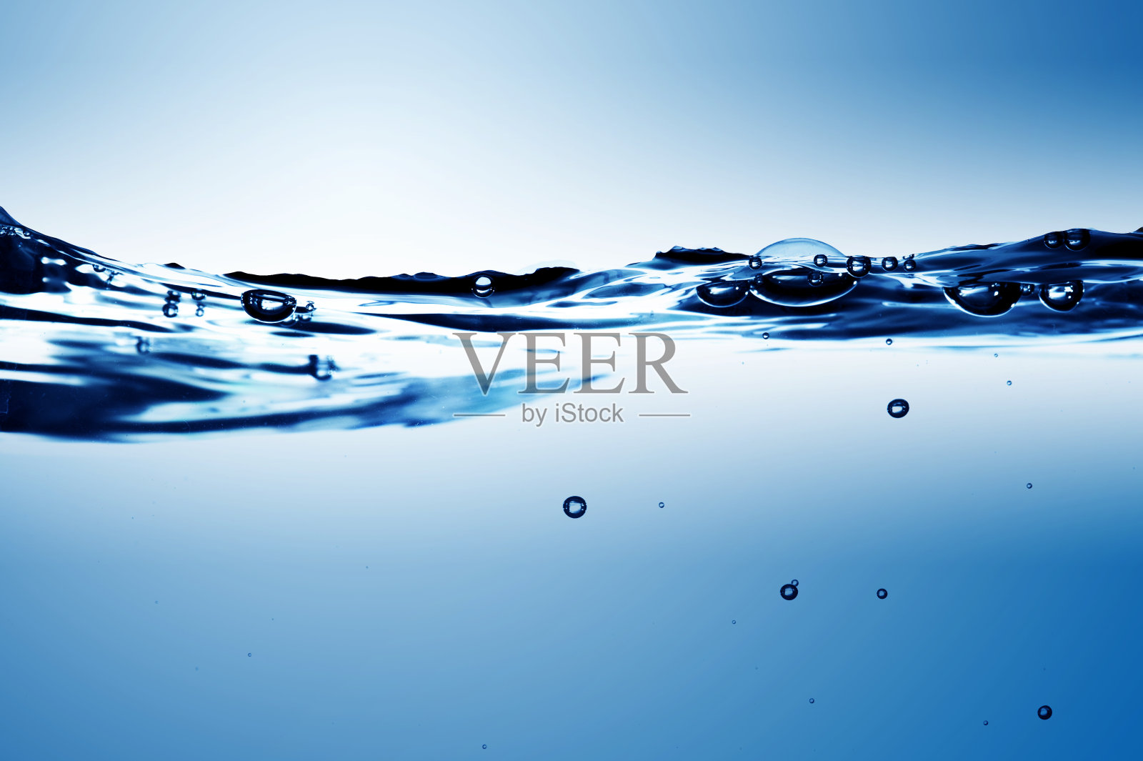 蓝色背景上的水波照片摄影图片