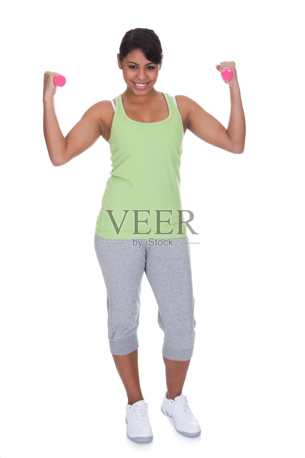 年轻女子用哑铃锻炼照片摄影图片