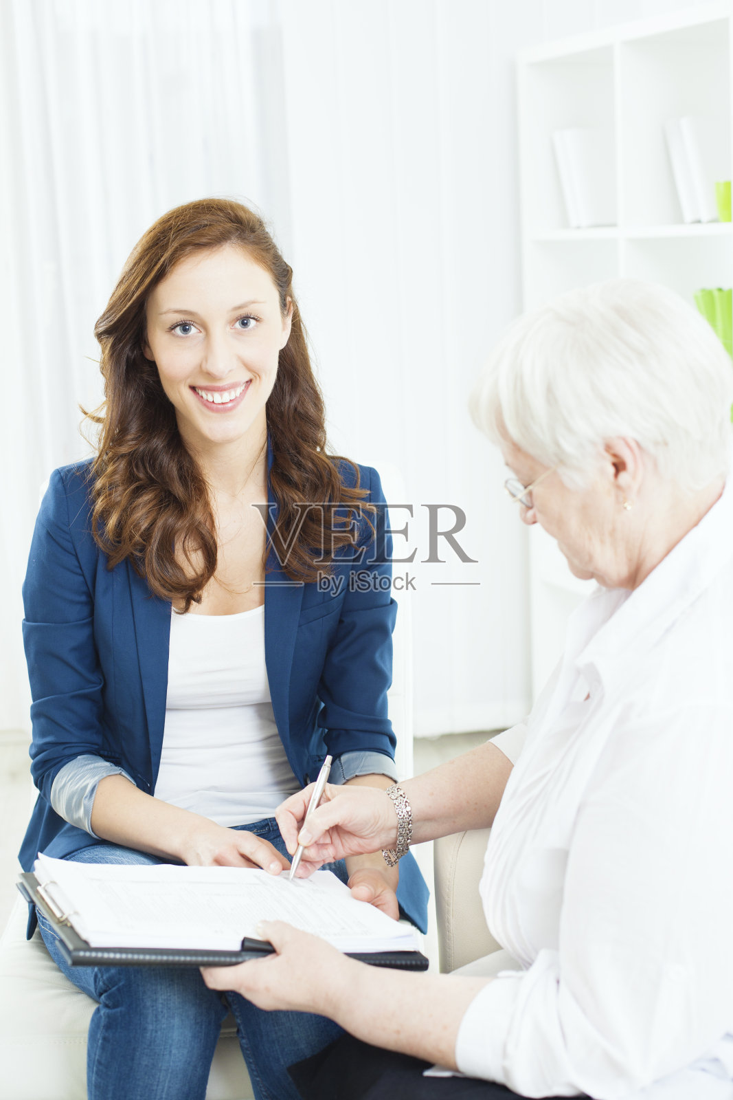 高级女性与财务顾问会面。照片摄影图片