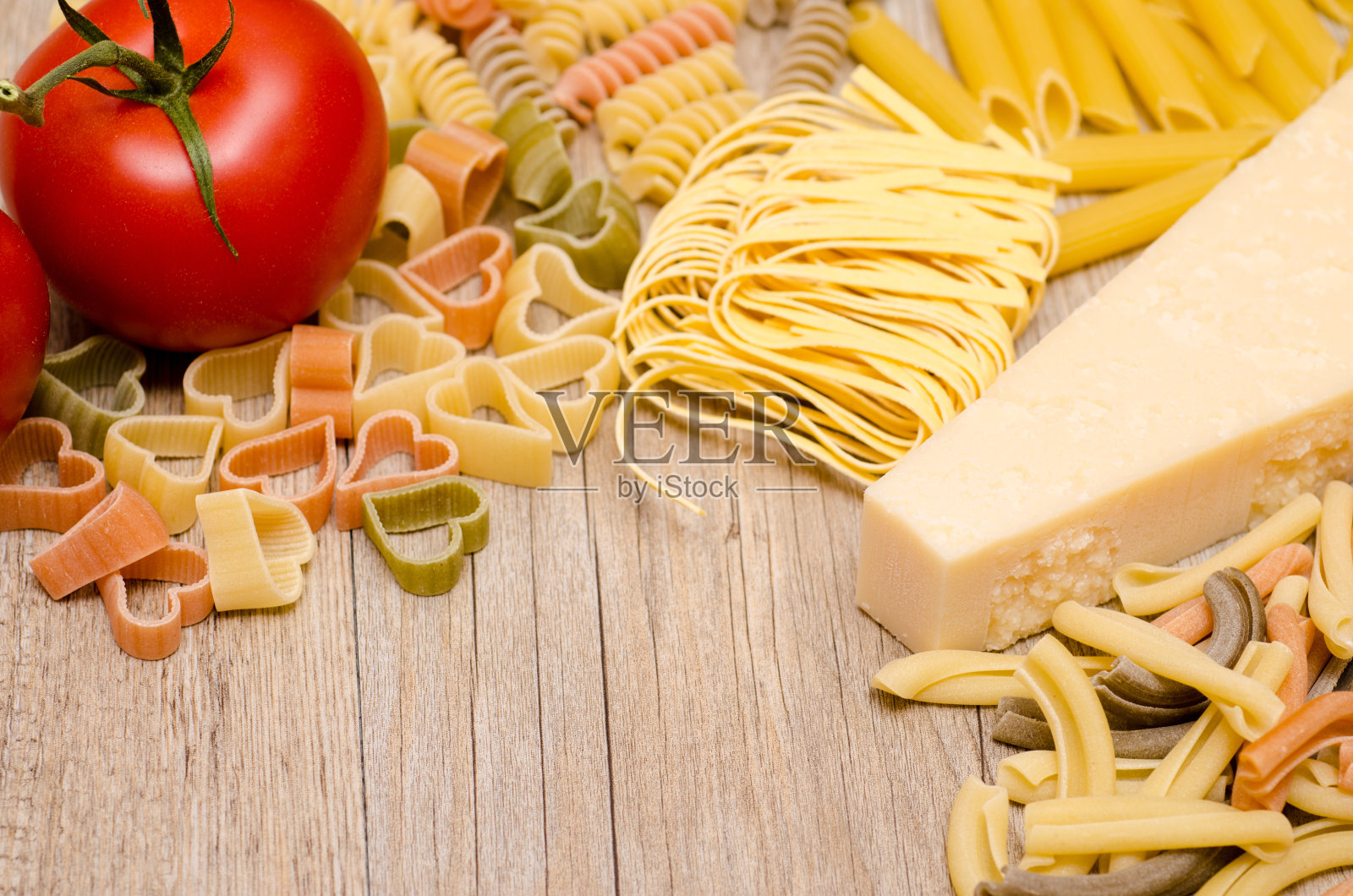 不同的意大利面，羊奶干酪和红番茄照片摄影图片