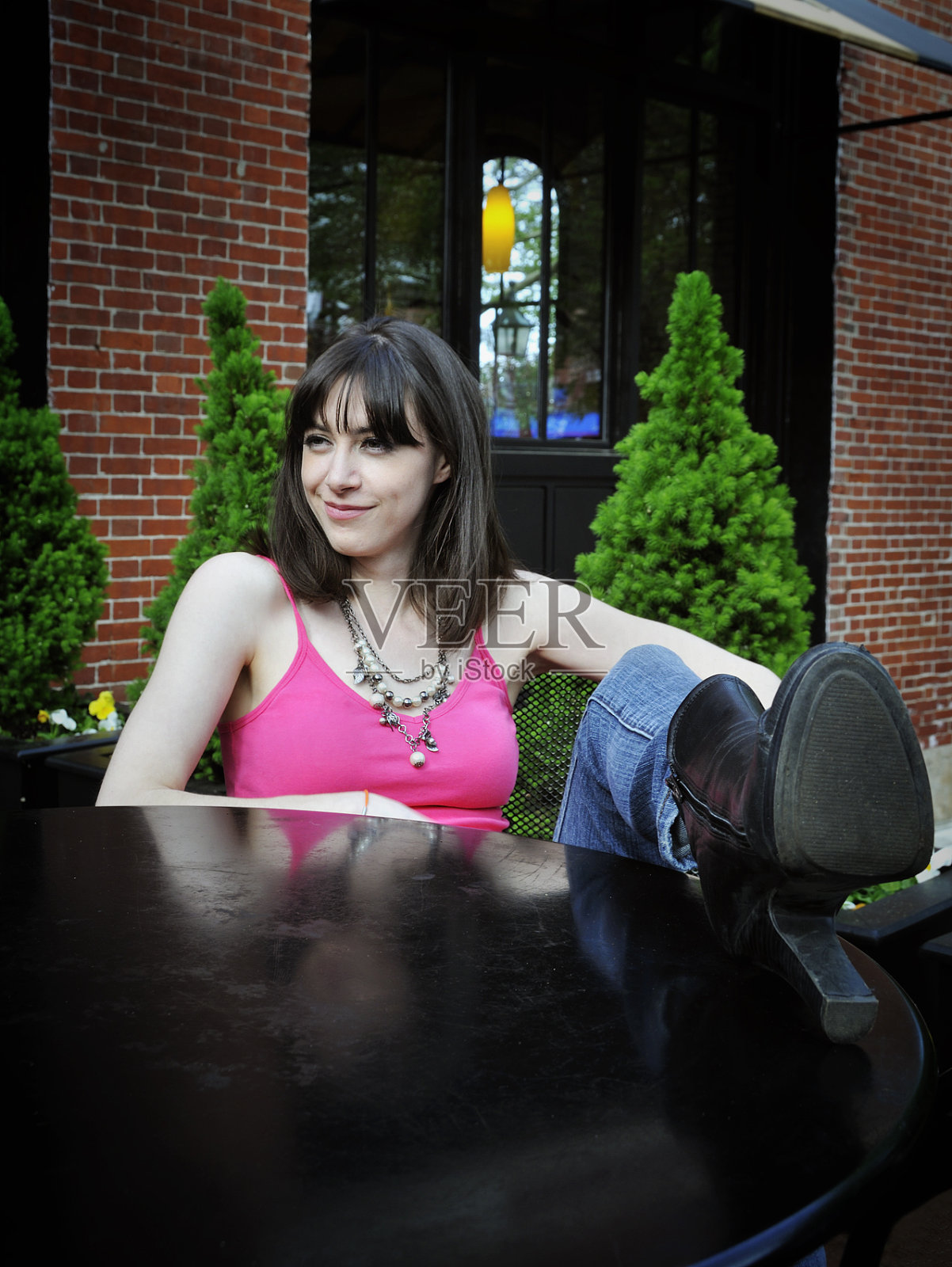 街头咖啡馆桌上有腿的女孩照片摄影图片