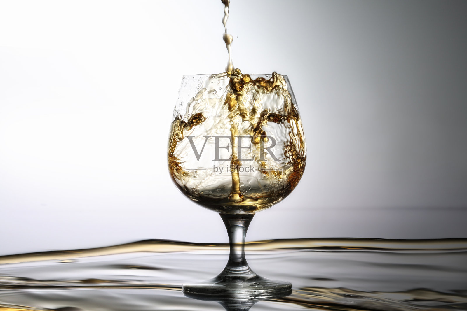 一杯白兰地。照片摄影图片