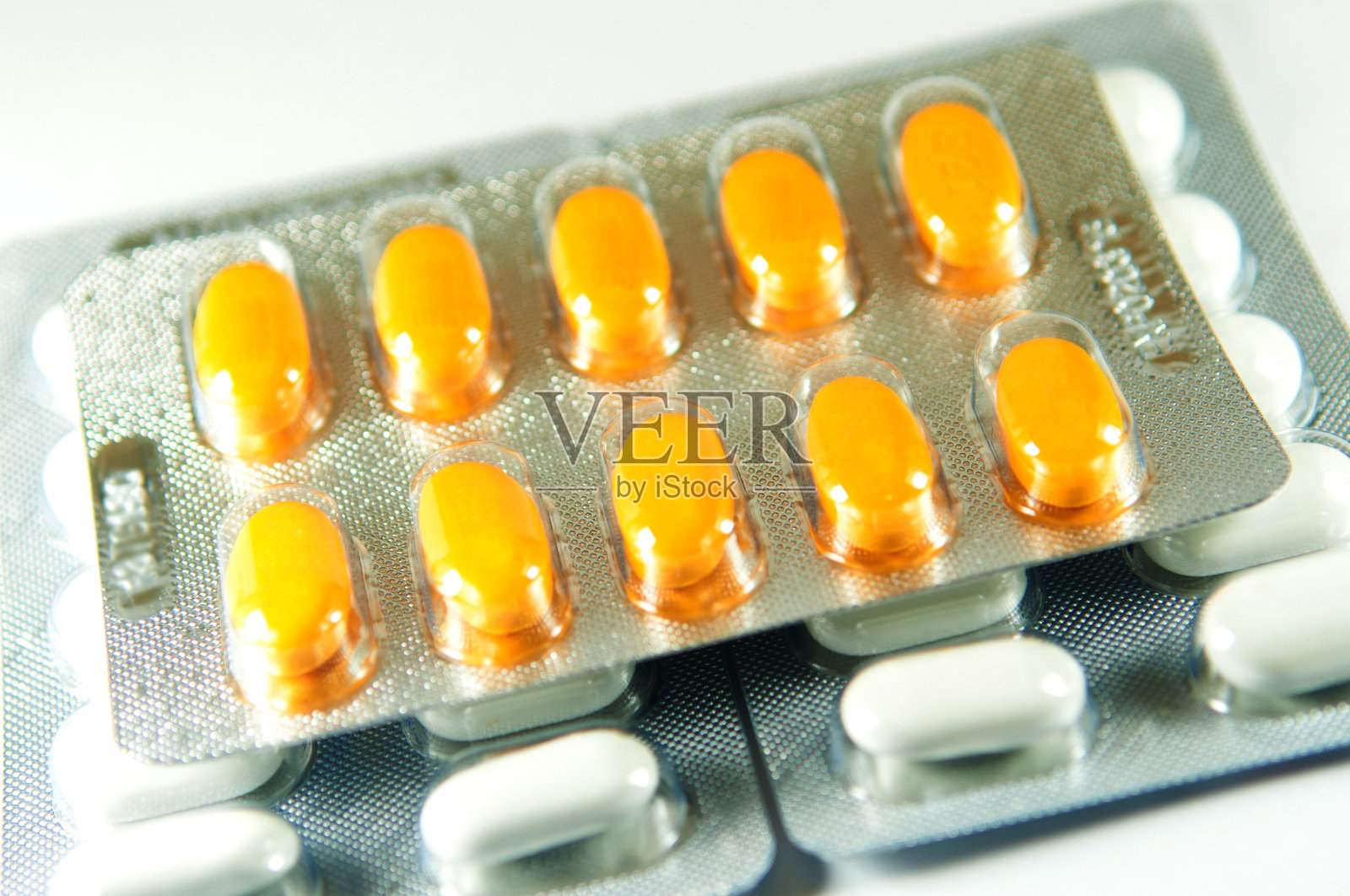 封闭的黄色药片在泡罩包装照片摄影图片