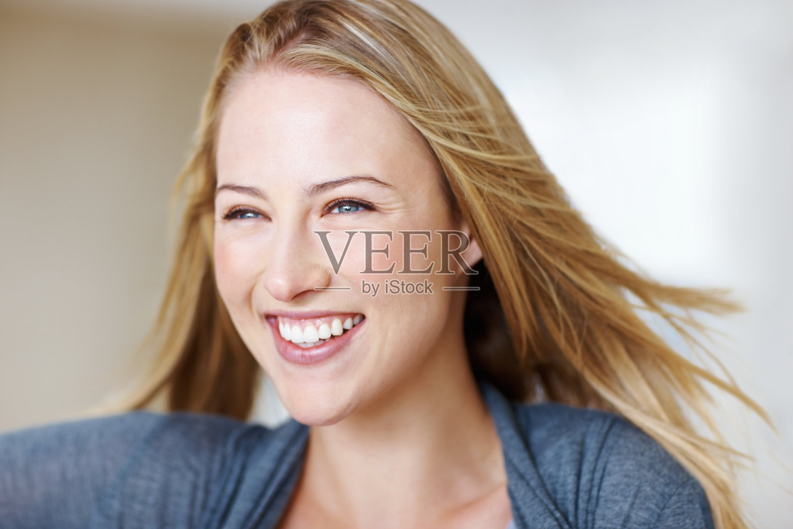 带着可爱笑容的女人照片摄影图片