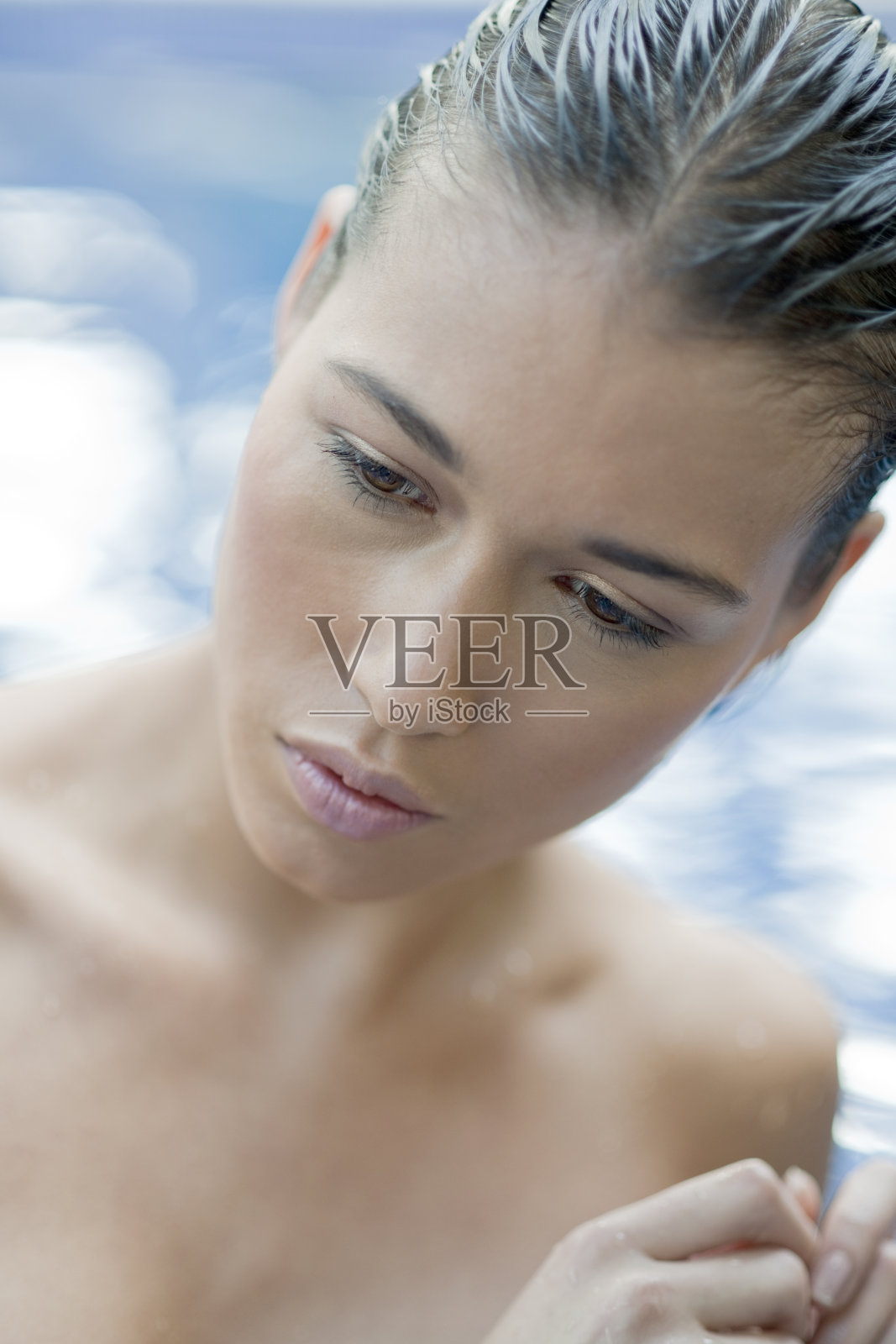 泳池里的女人照片摄影图片