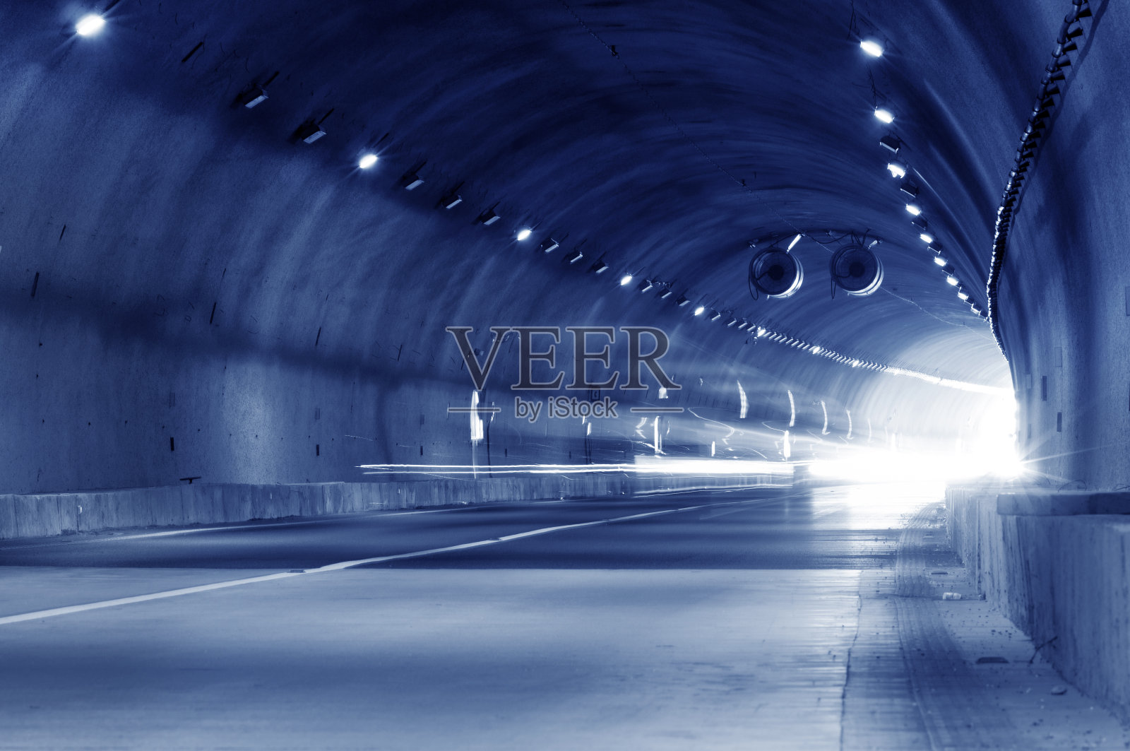 摘要汽车在隧道中的行驶轨迹照片摄影图片