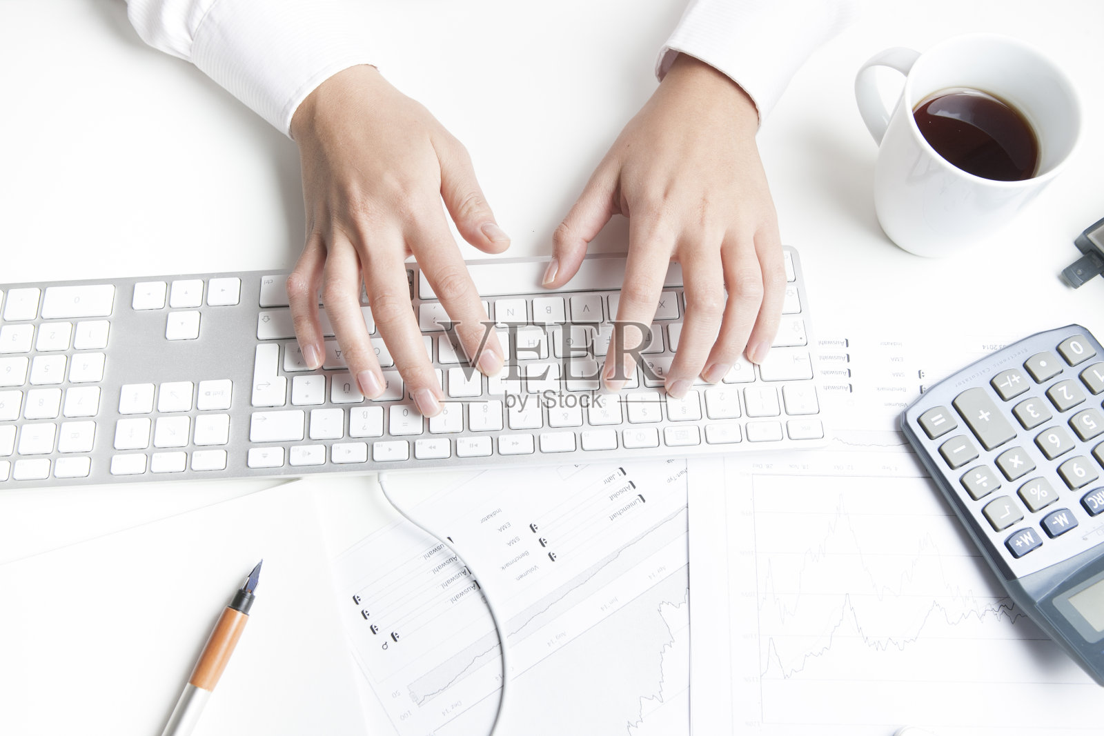 在办公桌前工作的女人，键盘手照片摄影图片