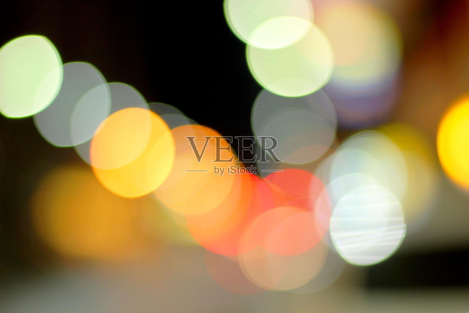 晚上在城市里看不清汽车照片摄影图片