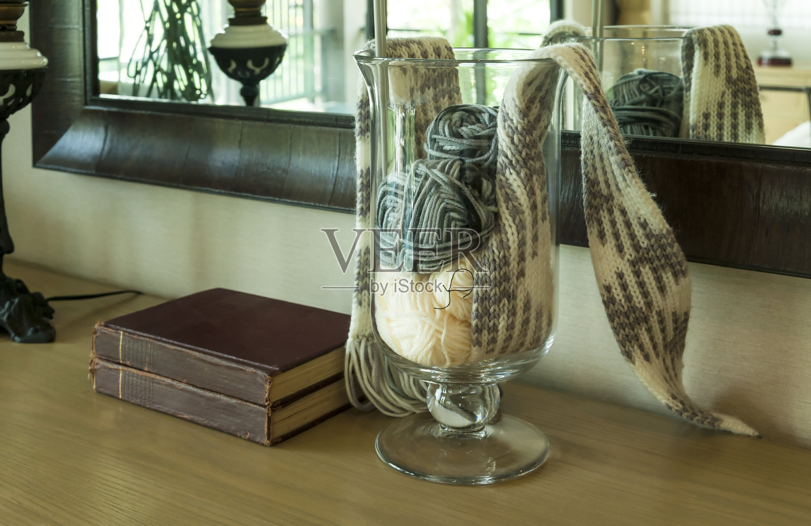 木桌上的一套装饰钩针照片摄影图片