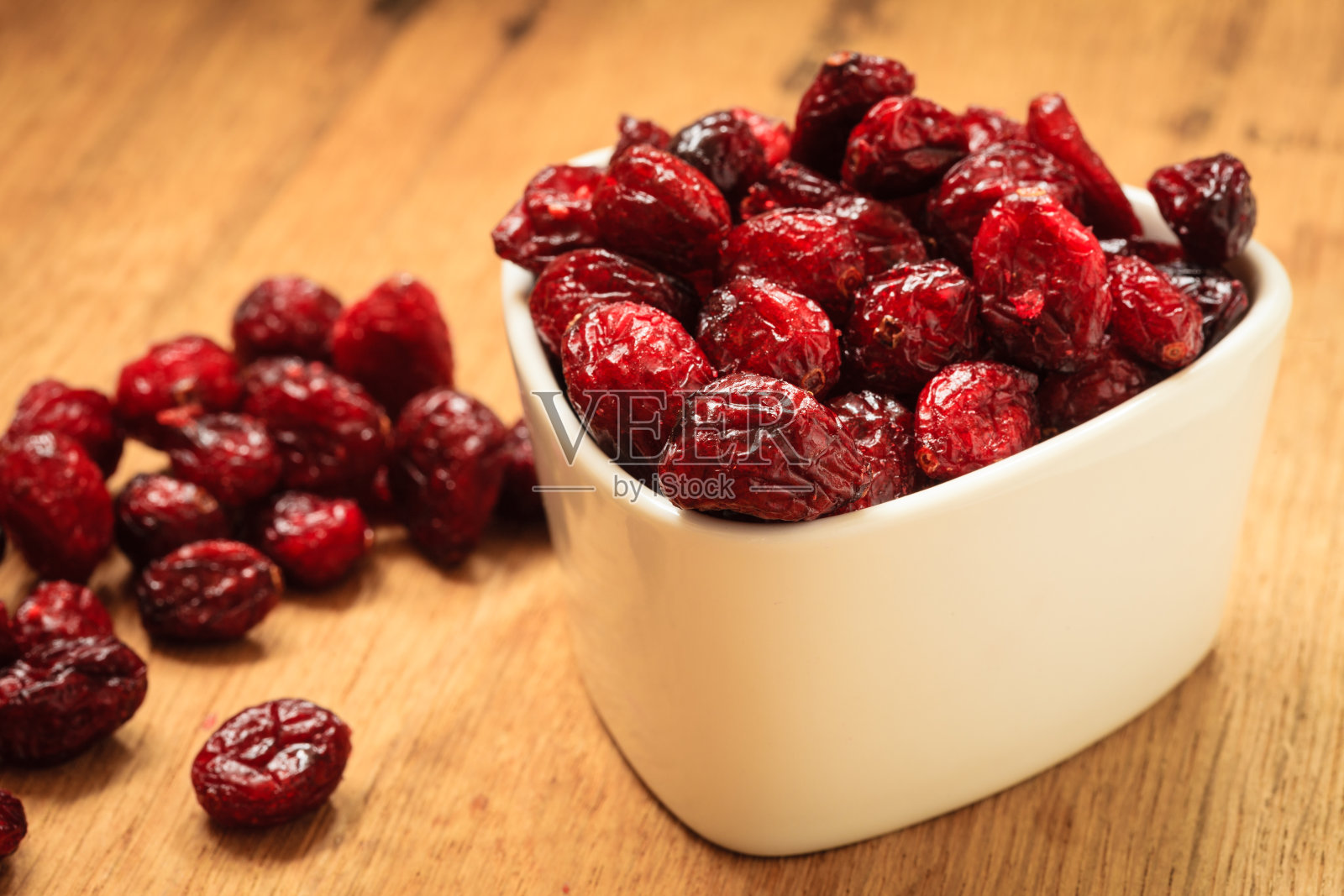 桌上碗里的蔓越莓干。照片摄影图片