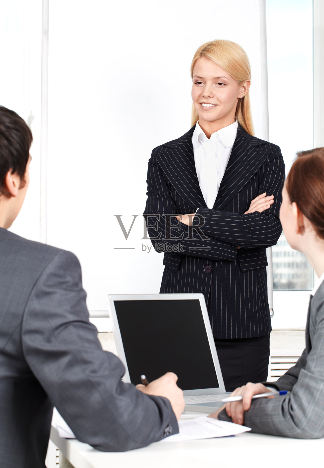 细心的女商人照片摄影图片