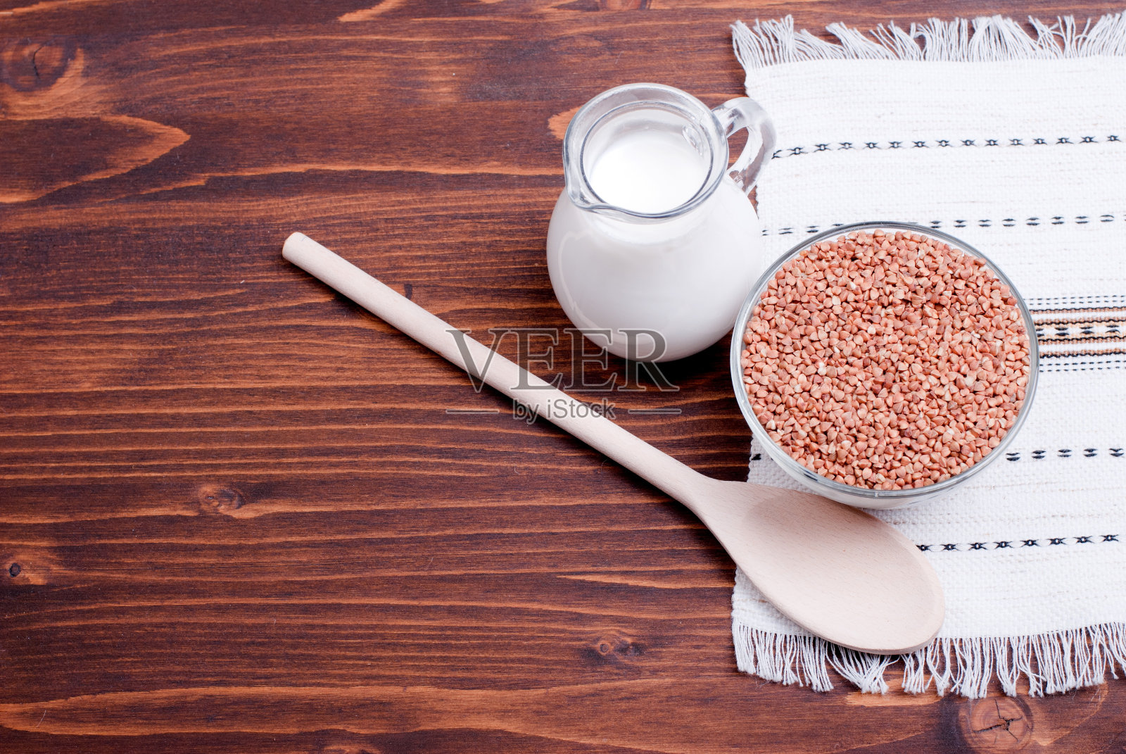 生荞麦在船上的减肥食品照片摄影图片