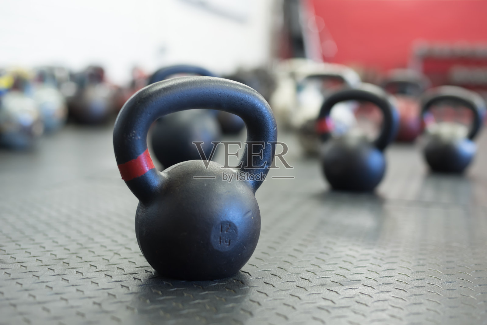 健身房地板上的壶铃照片摄影图片