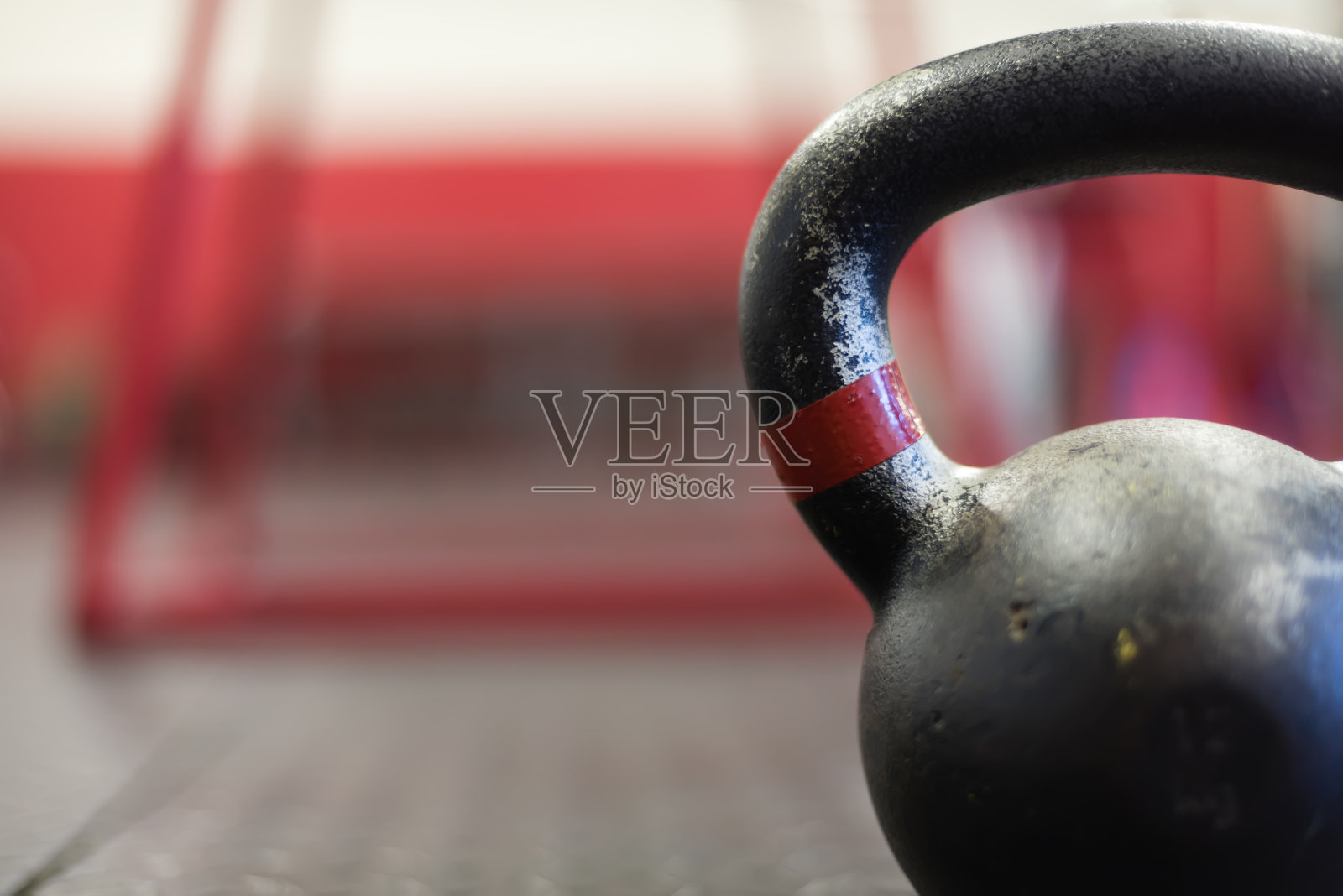 健身房地板上的壶铃照片摄影图片