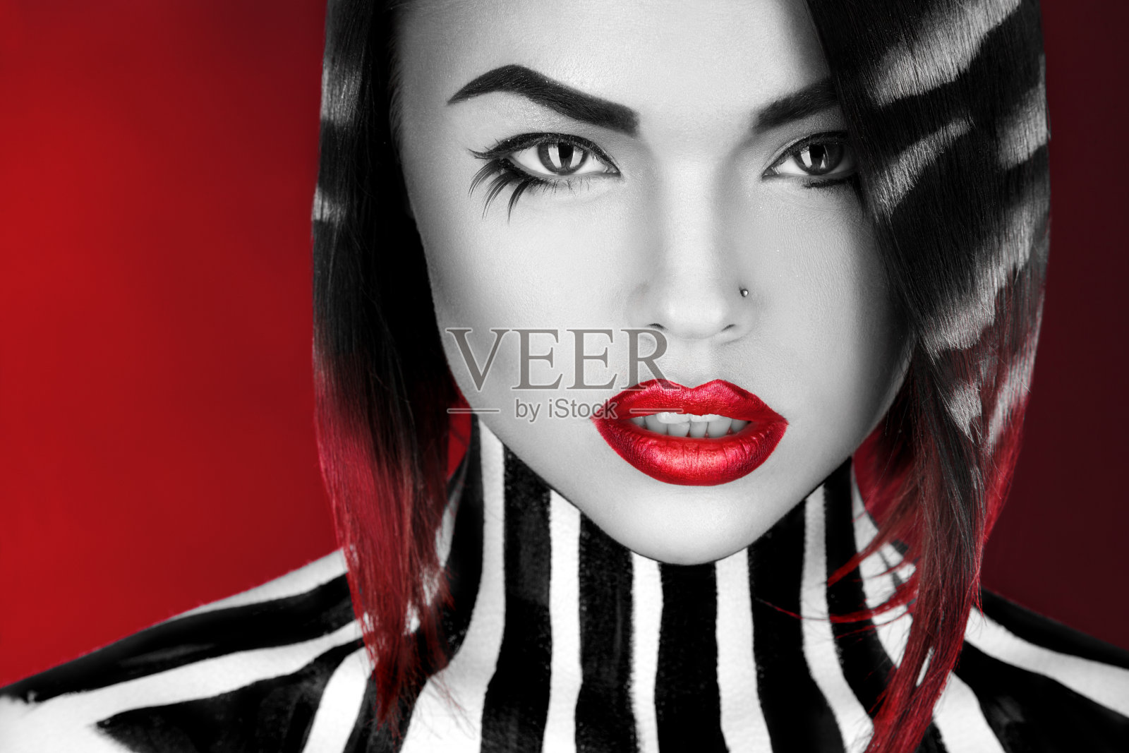 红色背景上的黑白女人照片摄影图片
