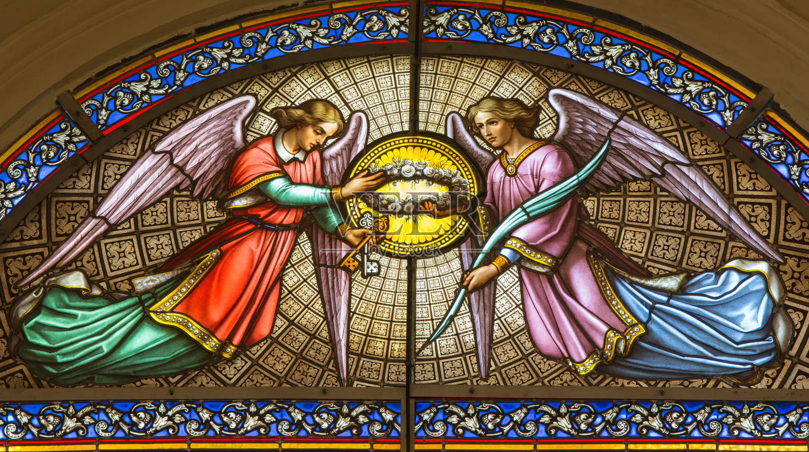 圣雅克教堂窗玻璃上的天使照片摄影图片