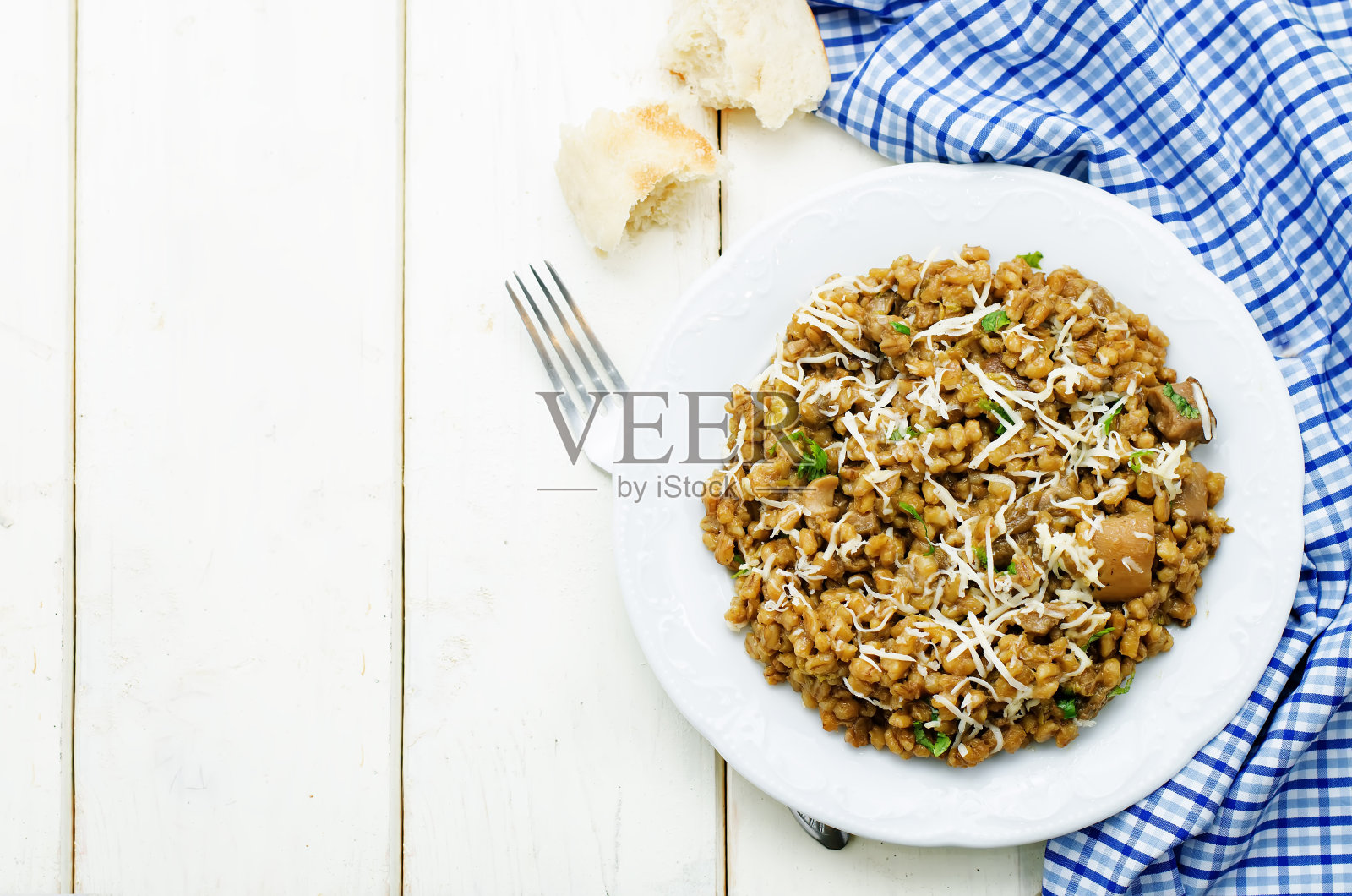 蘑菇大麦炖芝士照片摄影图片