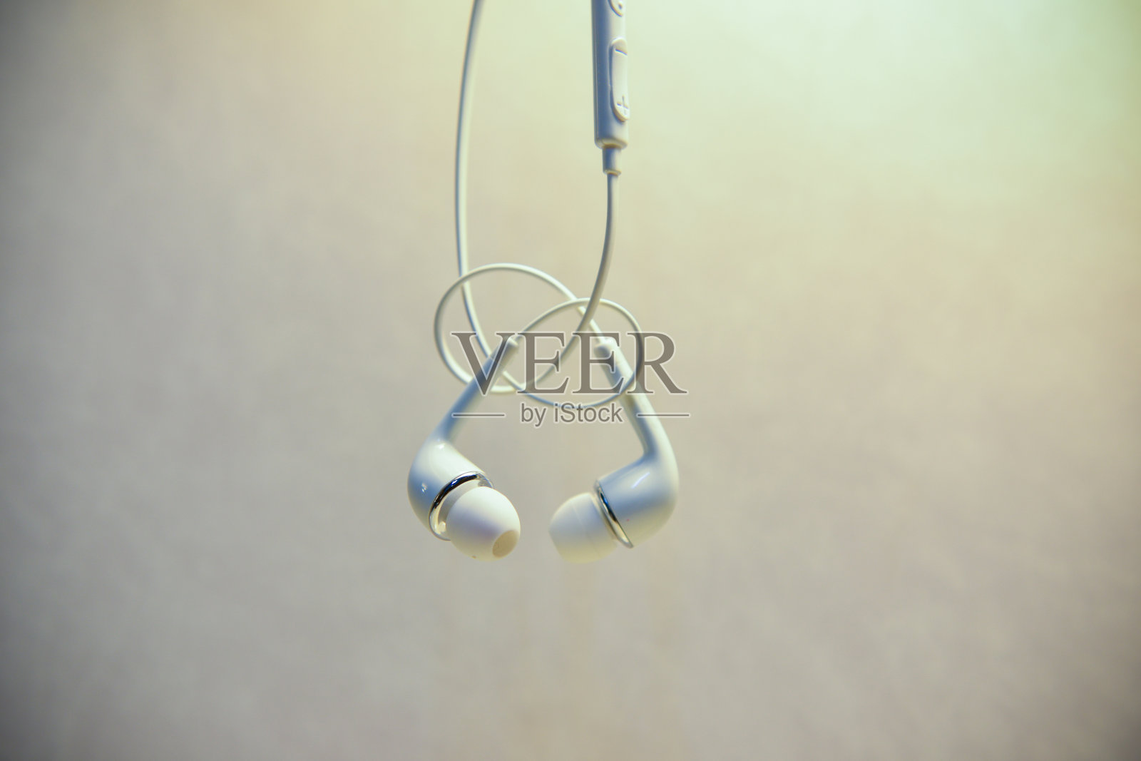 近距离或白色数码音乐概念耳机。照片摄影图片