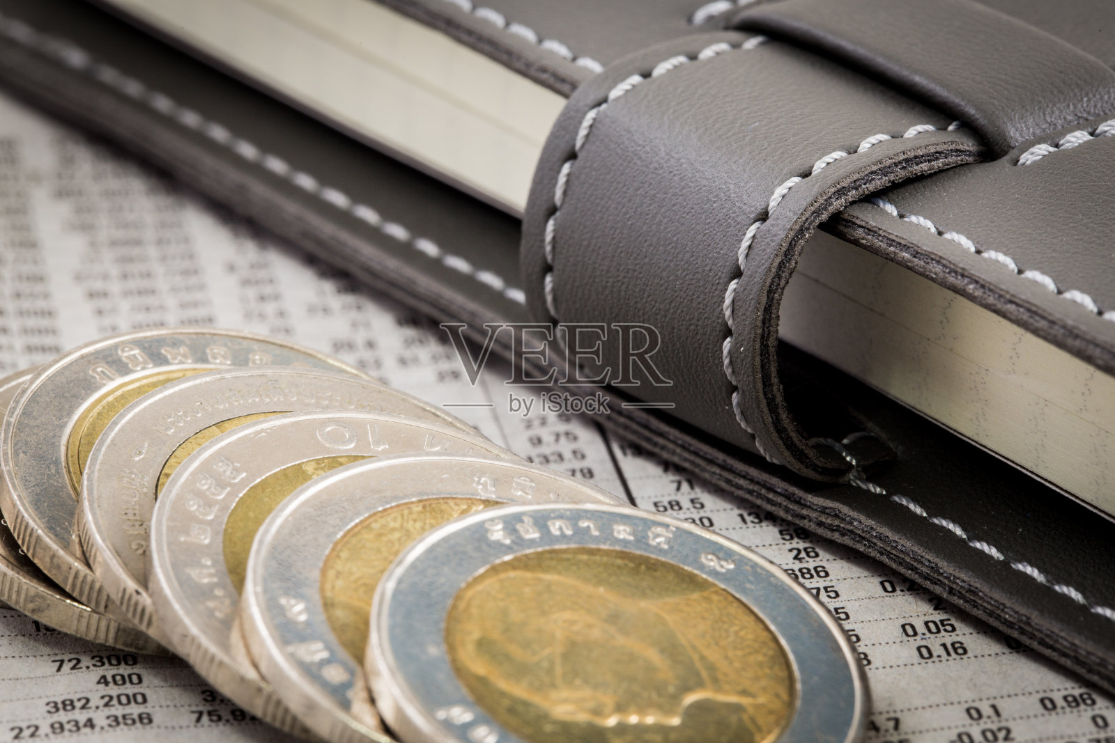 带有硬币的财务报告照片摄影图片