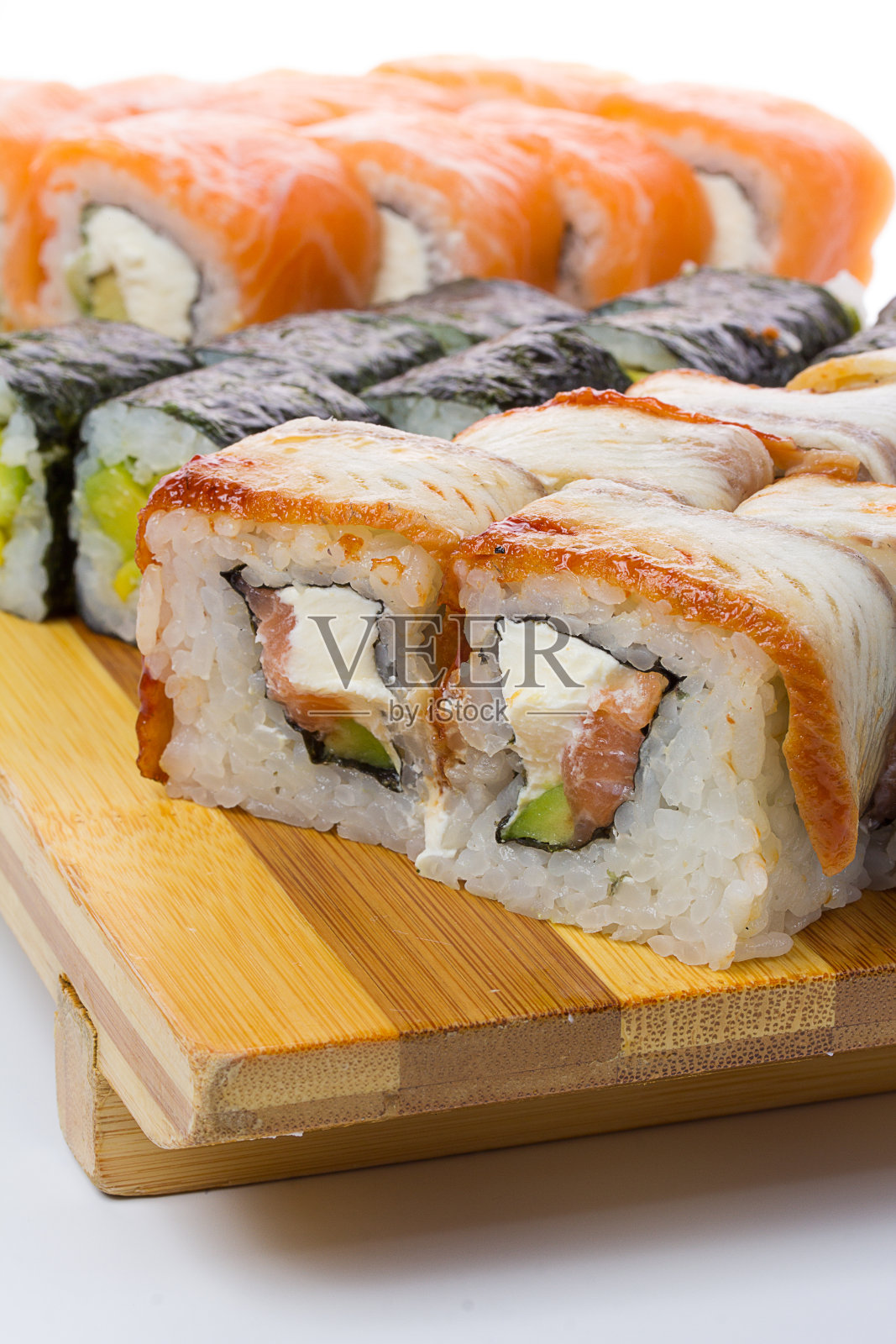 寿司放在白色的背景上照片摄影图片