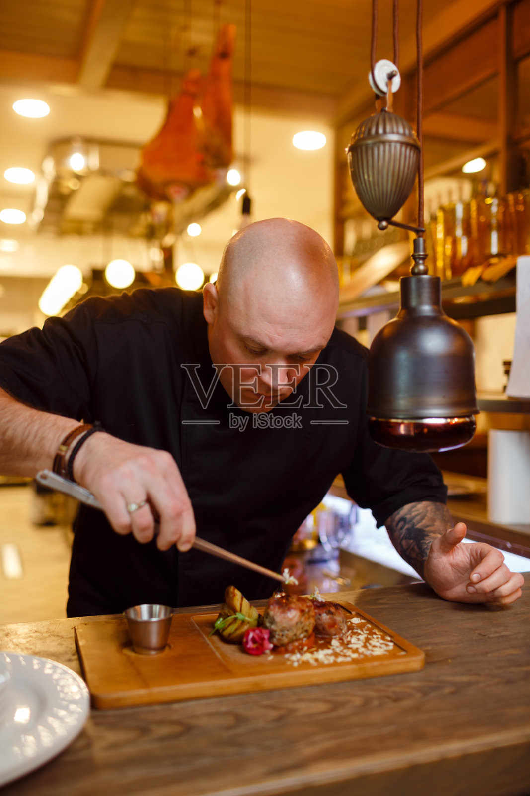 穿着黑色制服的厨师照片摄影图片