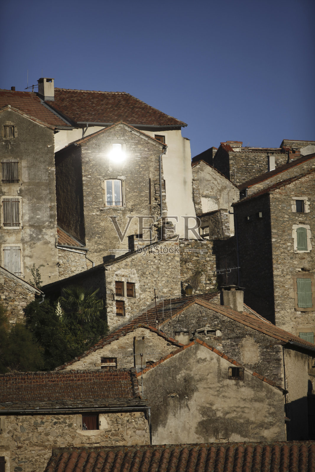 这是法国南部朗格多克市的一个村庄照片摄影图片