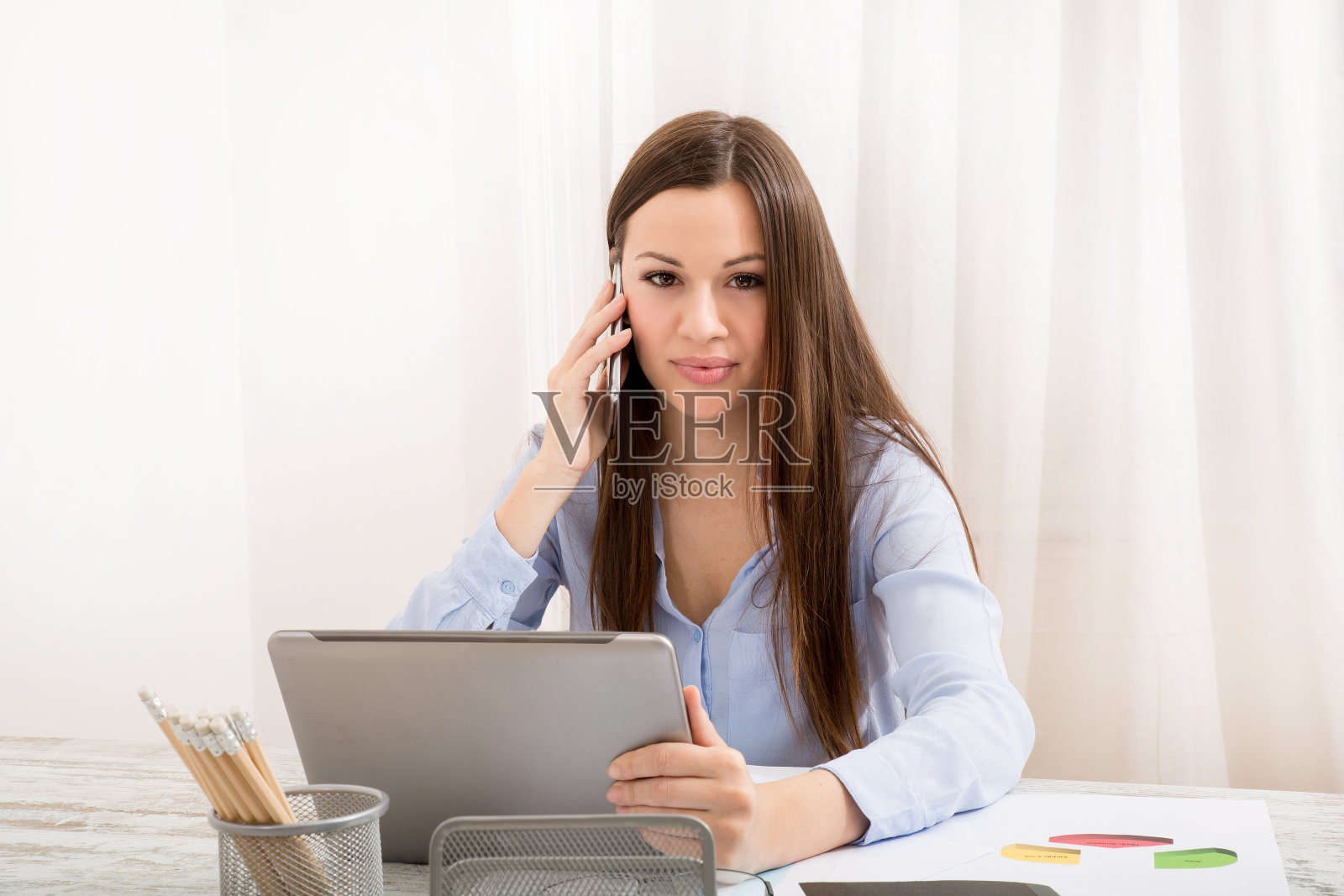 在办公室工作，打电话照片摄影图片