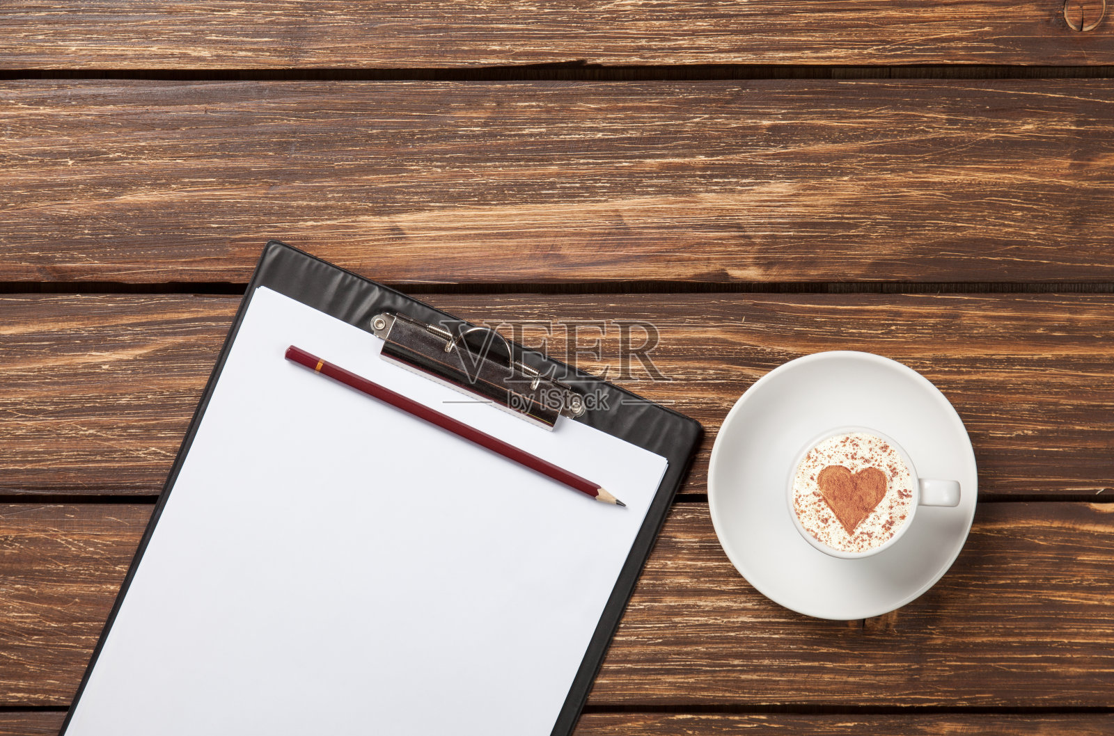 木桌上放着卡布奇诺咖啡和商业药片。照片摄影图片