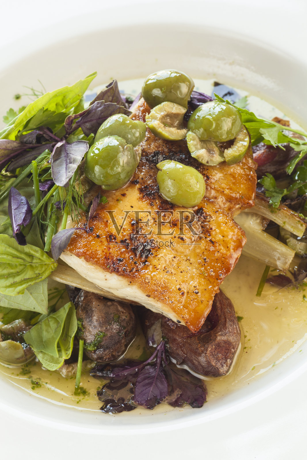 白鲈鱼配橄榄和有机蔬菜照片摄影图片