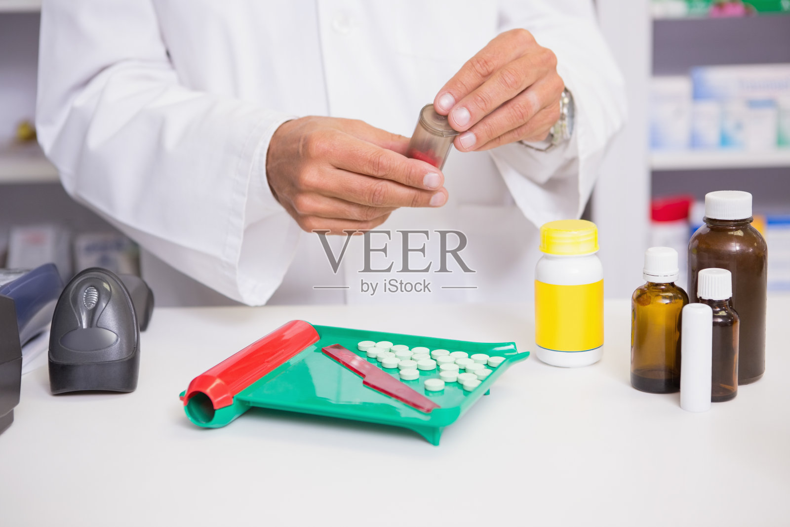药剂师准备一些药照片摄影图片