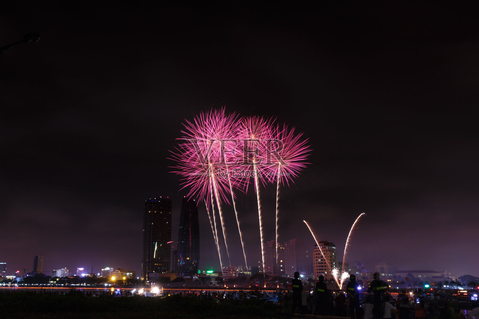 河边五彩缤纷的节日烟花照片摄影图片