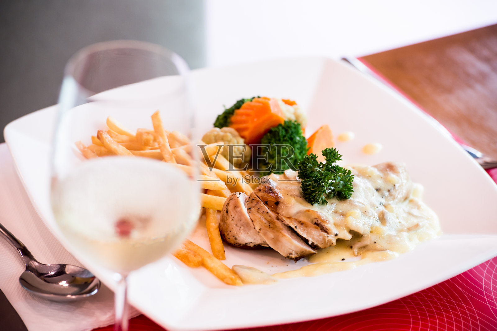 白葡萄酒鸡，照片摄影图片