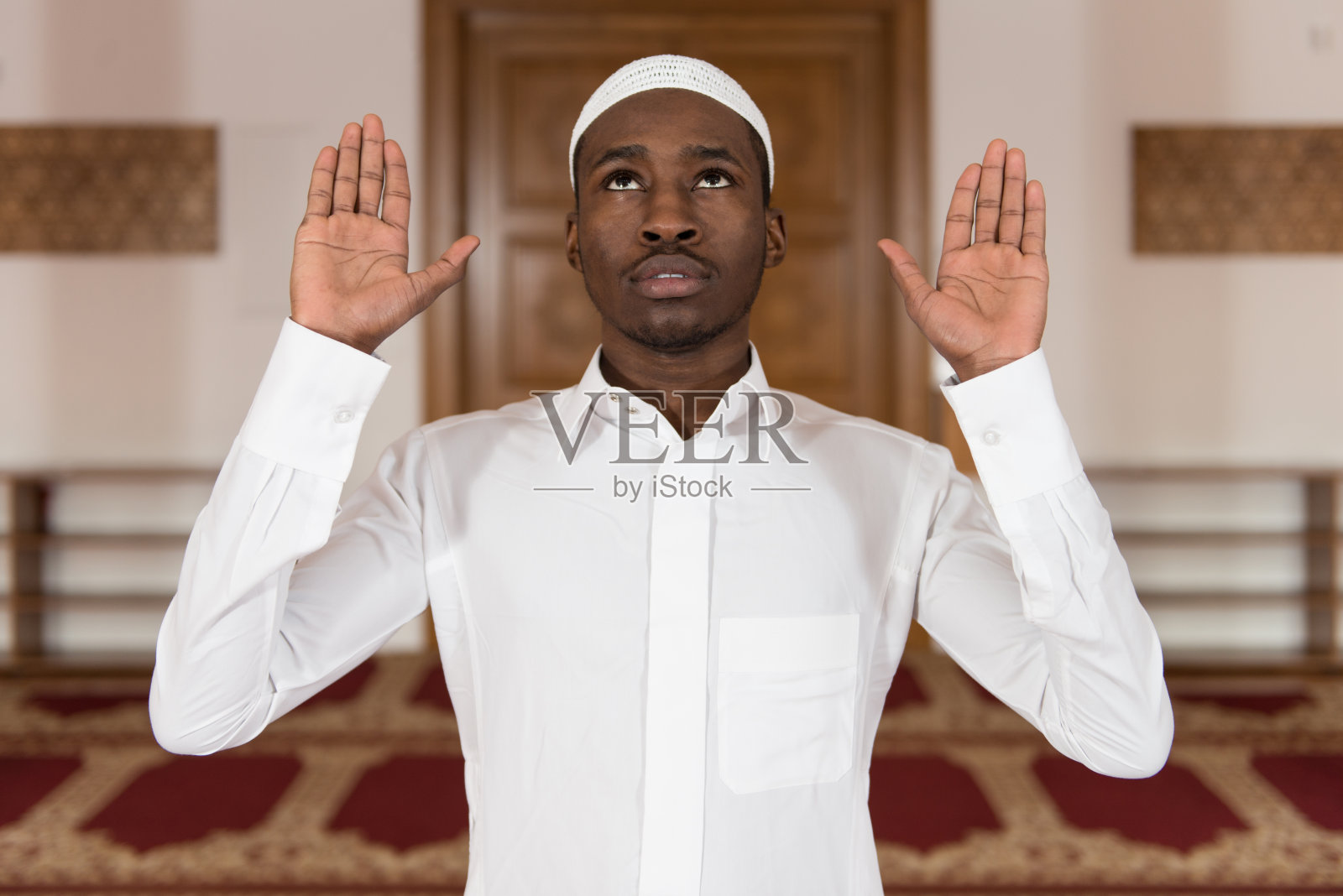 在清真寺祈祷的非洲穆斯林男人照片摄影图片