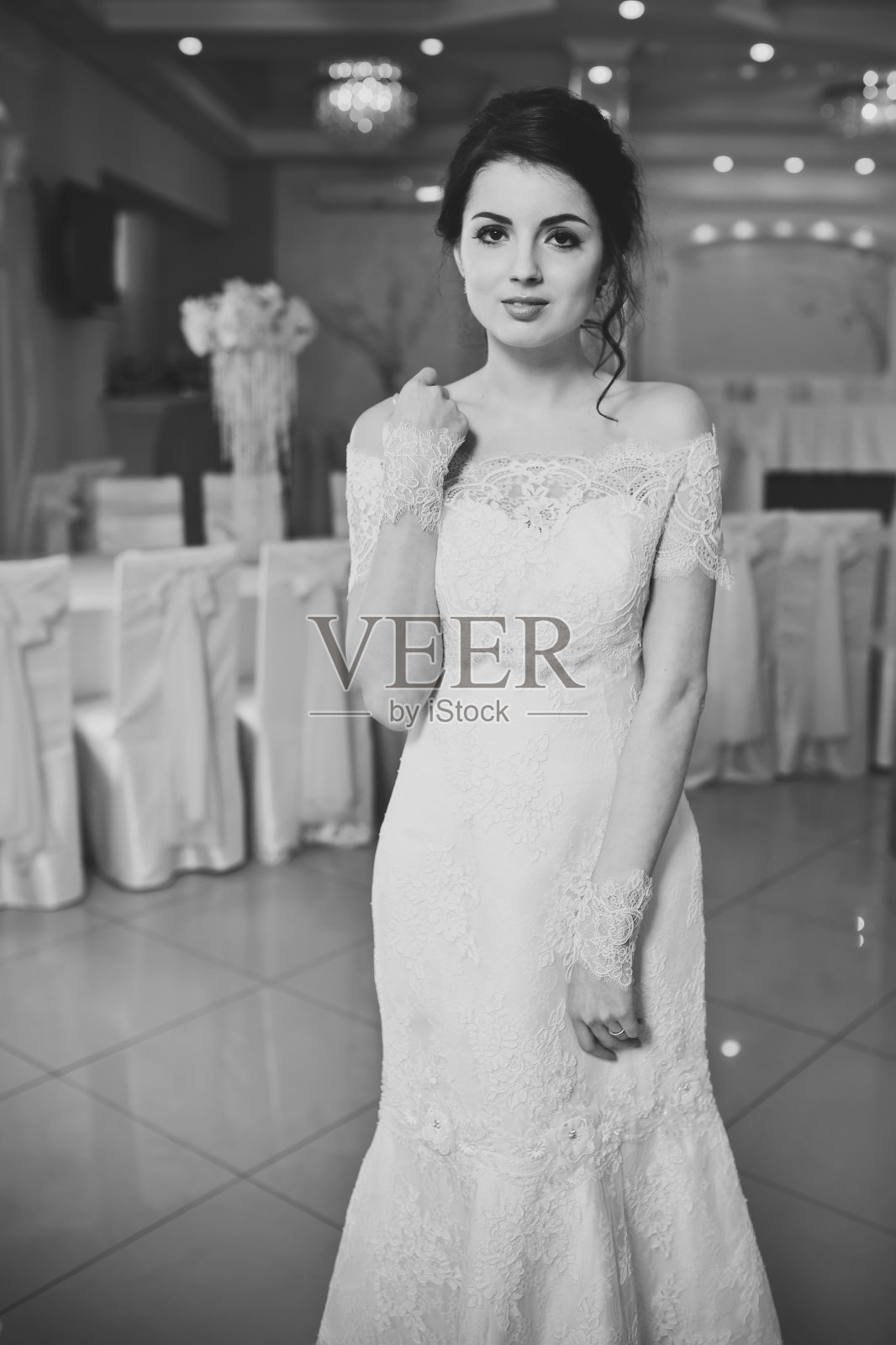 年轻的新娘穿着苗条华丽的婚纱。照片摄影图片