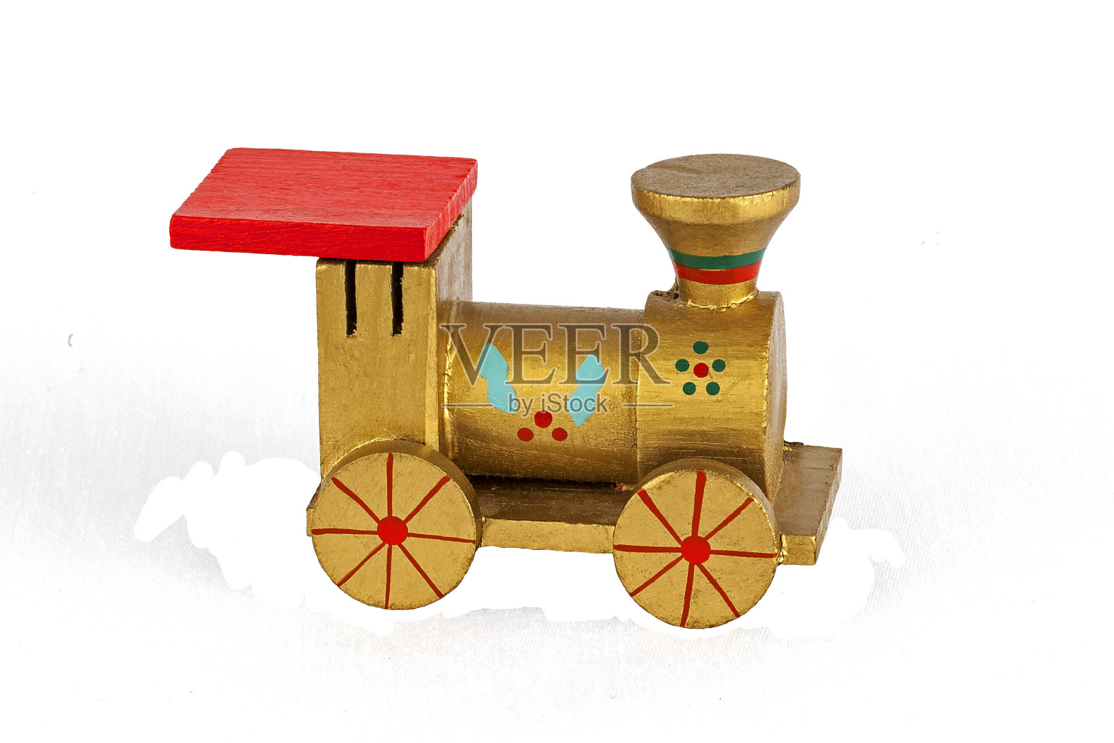 木制玩具火车圣诞装饰，孤立在白色的背景上。照片摄影图片