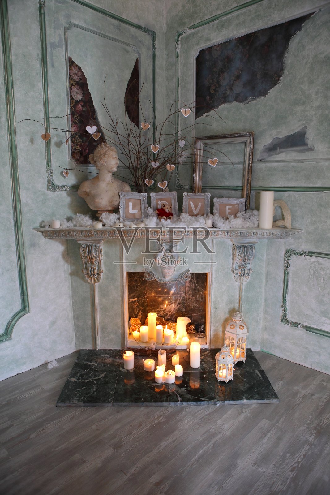 在美丽的壁炉旁燃烧着蜡烛照片摄影图片