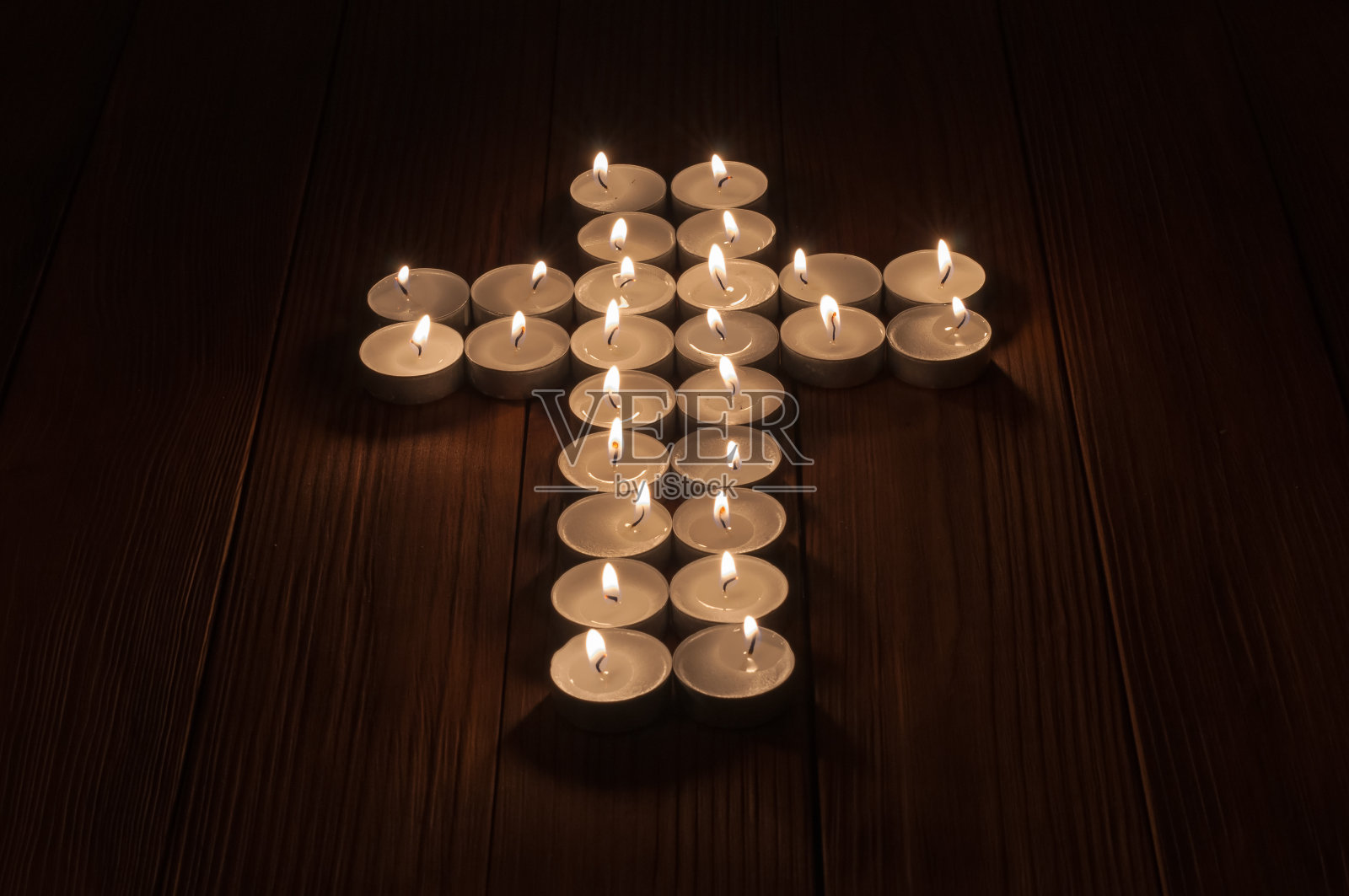 点茶灯的形状在十字架上照片摄影图片