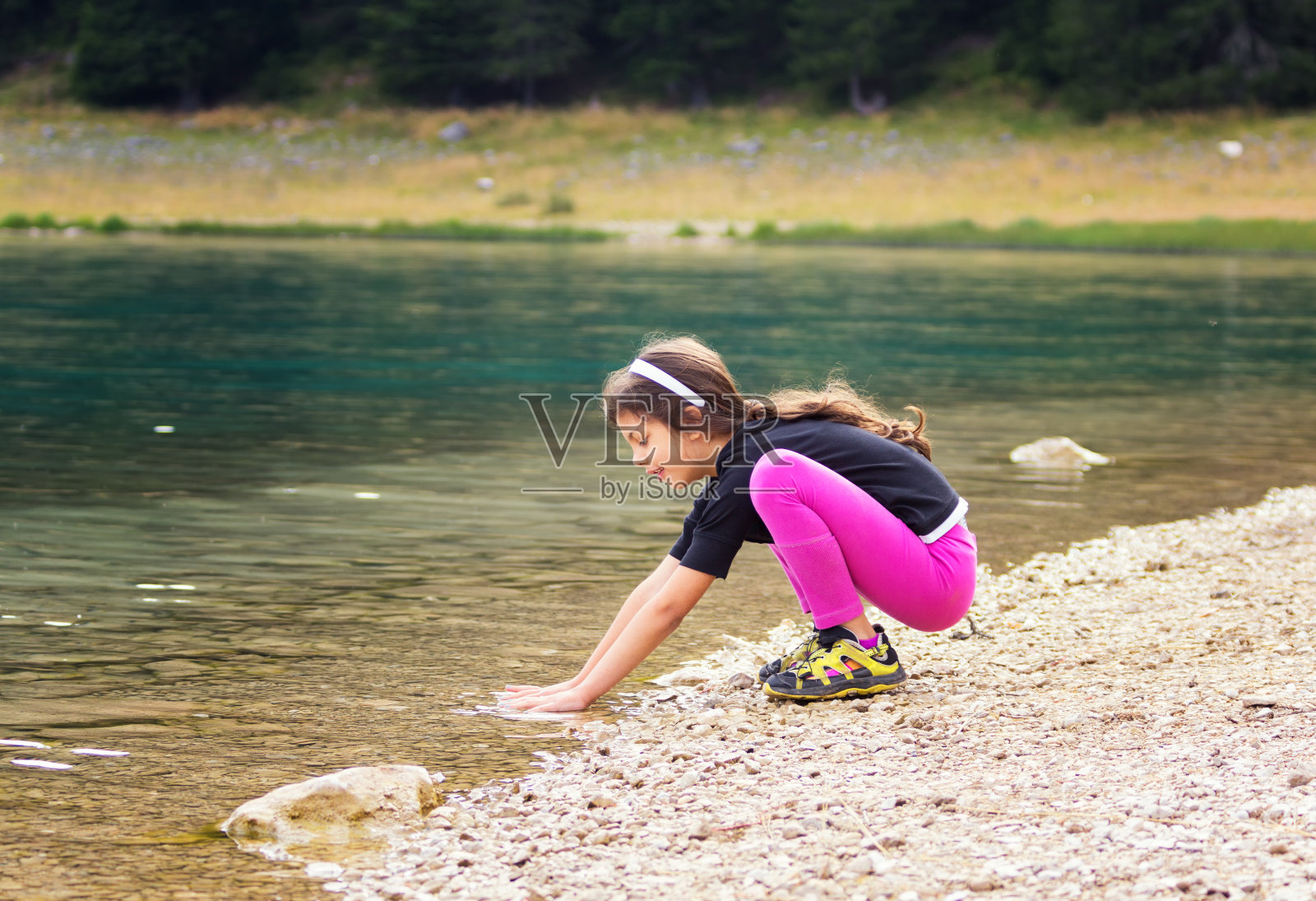 小女孩夏天在湖边玩耍照片摄影图片