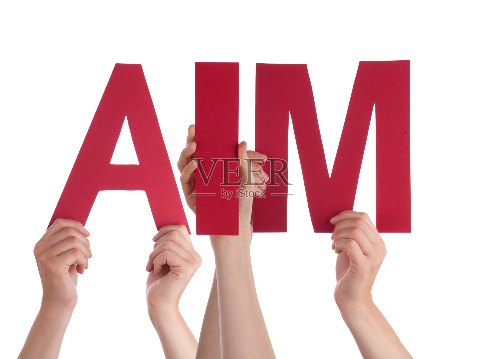 许多人手握红直字Aim照片摄影图片