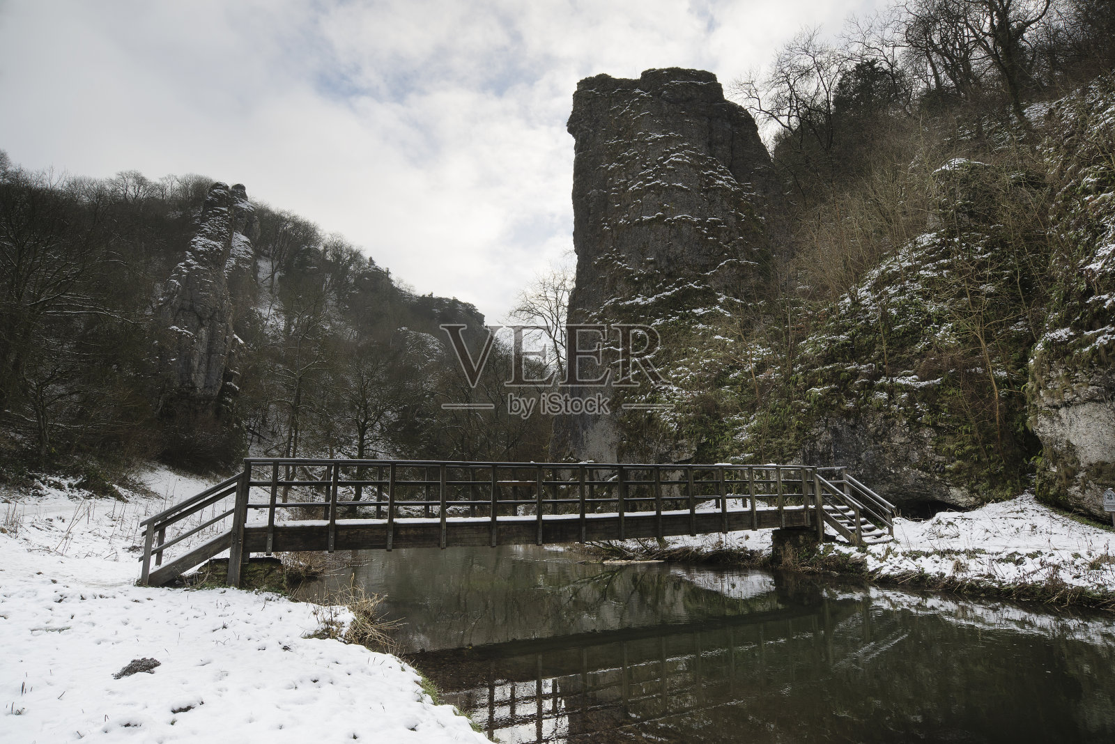 河流流经积雪覆盖的冬季景观森林va照片摄影图片