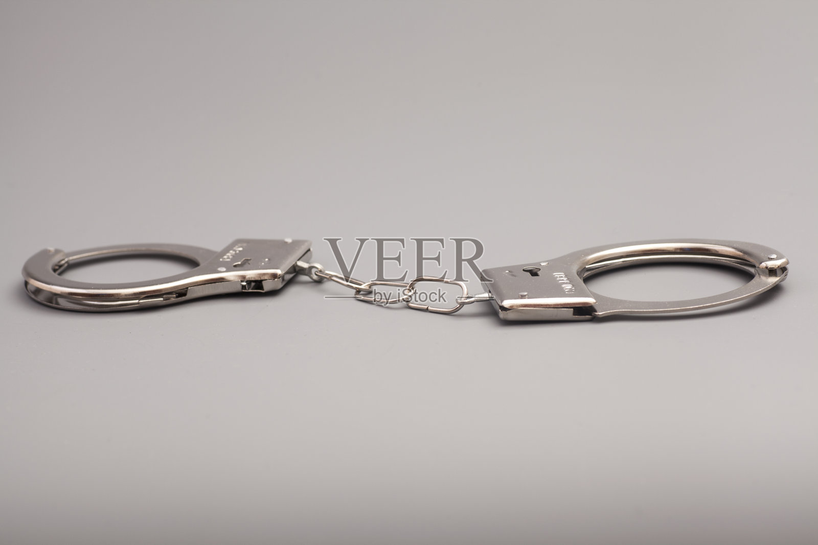 手铐孤立在灰色背景照片摄影图片