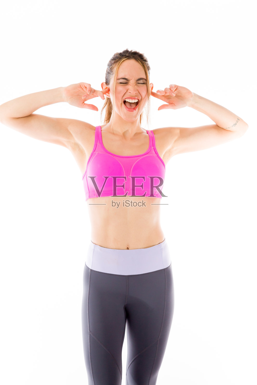 模型孤立在普通背景下用手指堵住耳朵照片摄影图片