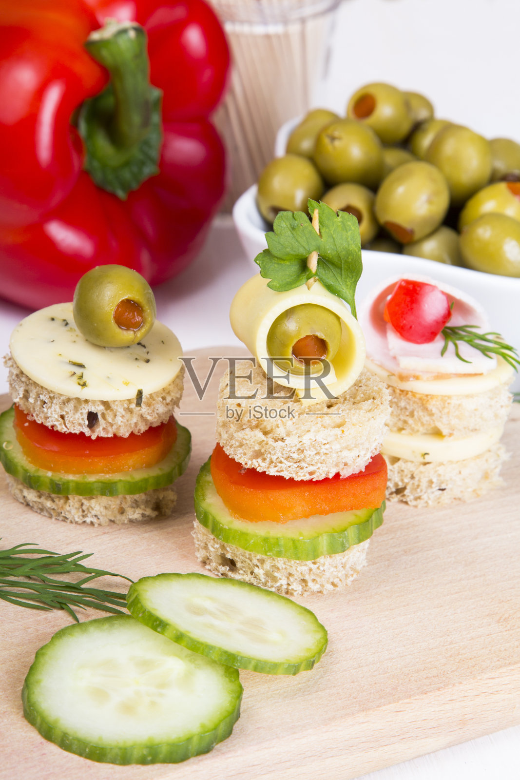 手指食物:面包、辣椒、黄瓜、奶酪和橄榄照片摄影图片
