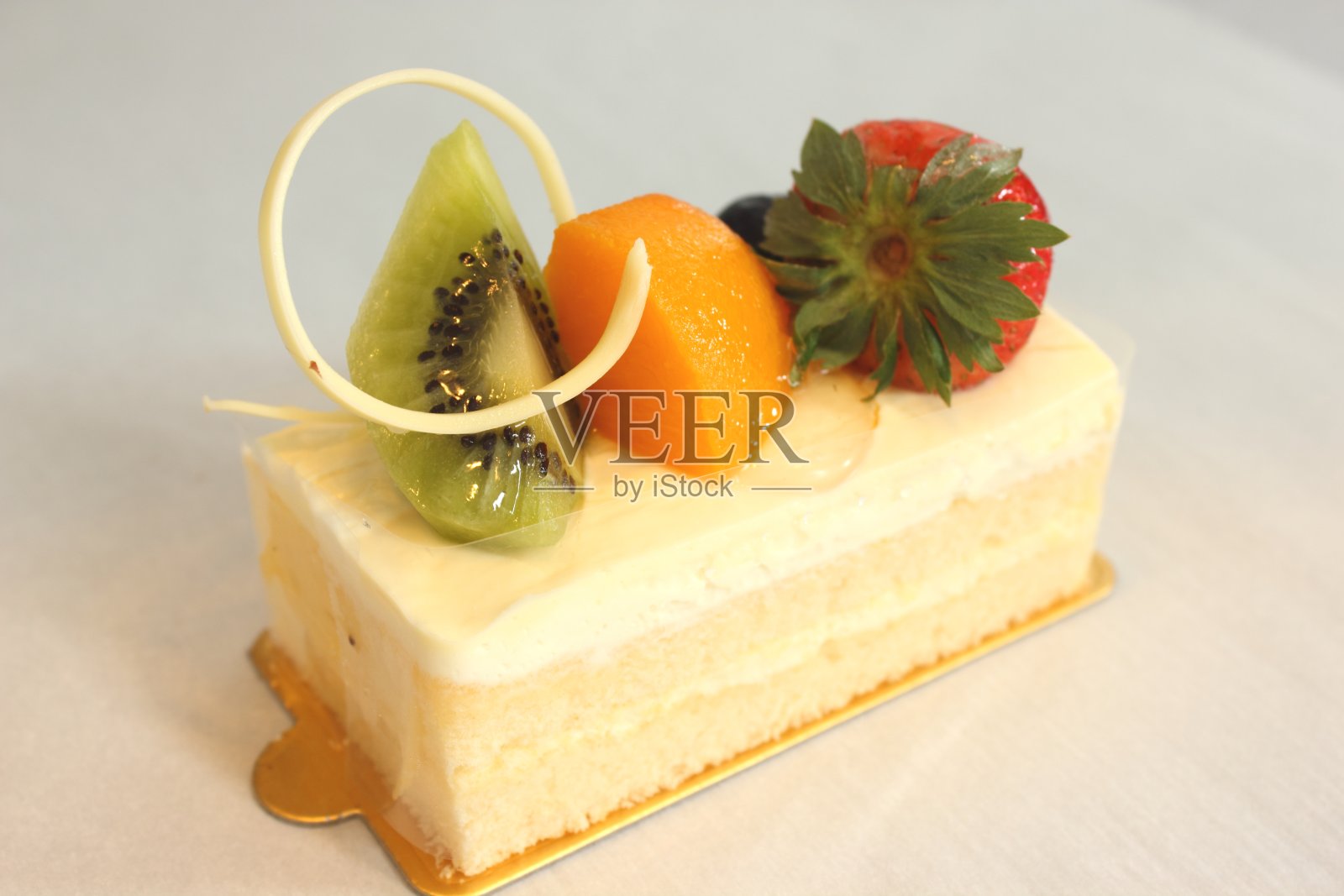 水果装饰糕点，蛋糕和蛋糕片。照片摄影图片