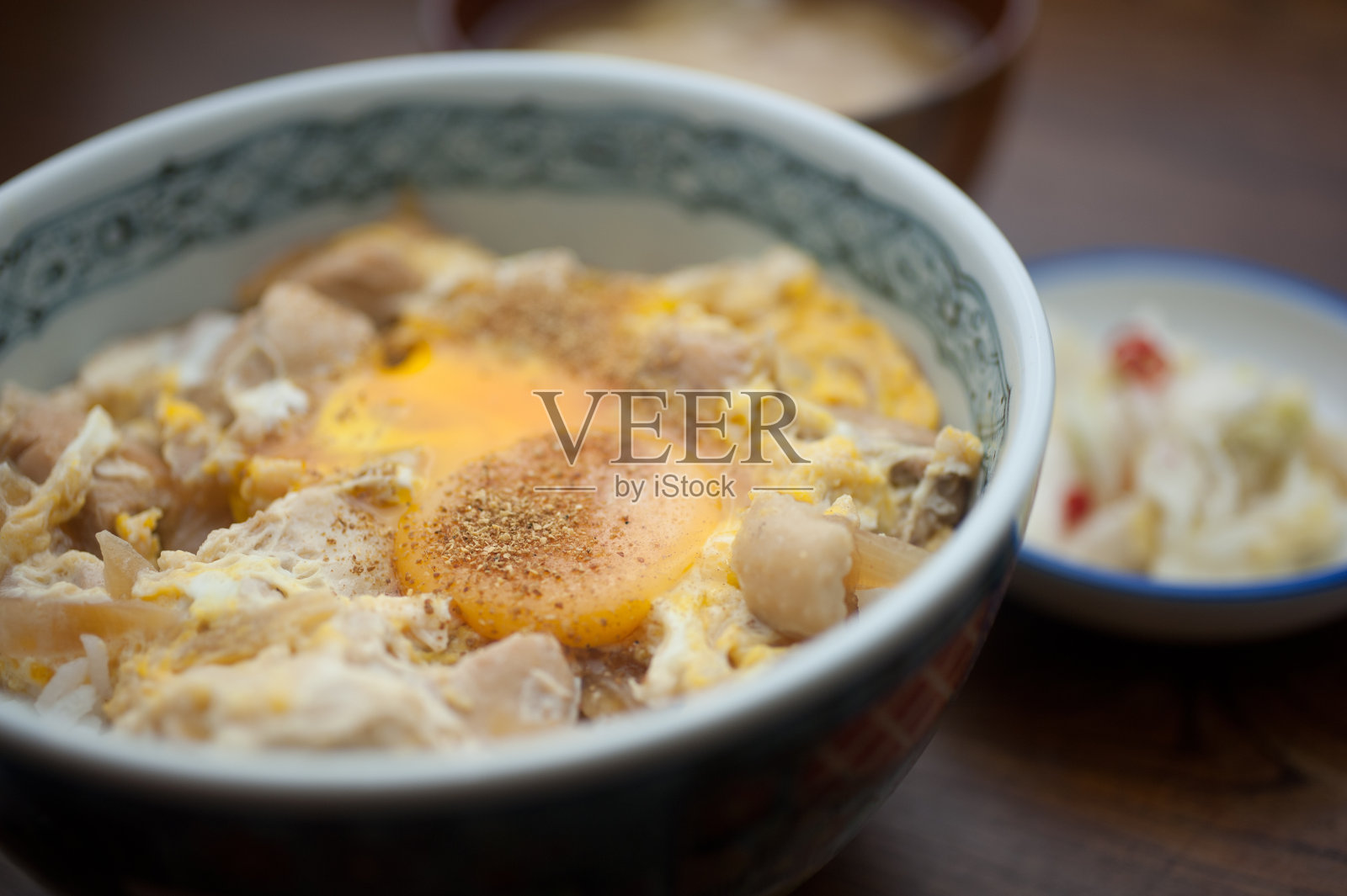 日本料理 Oyakodon照片摄影图片